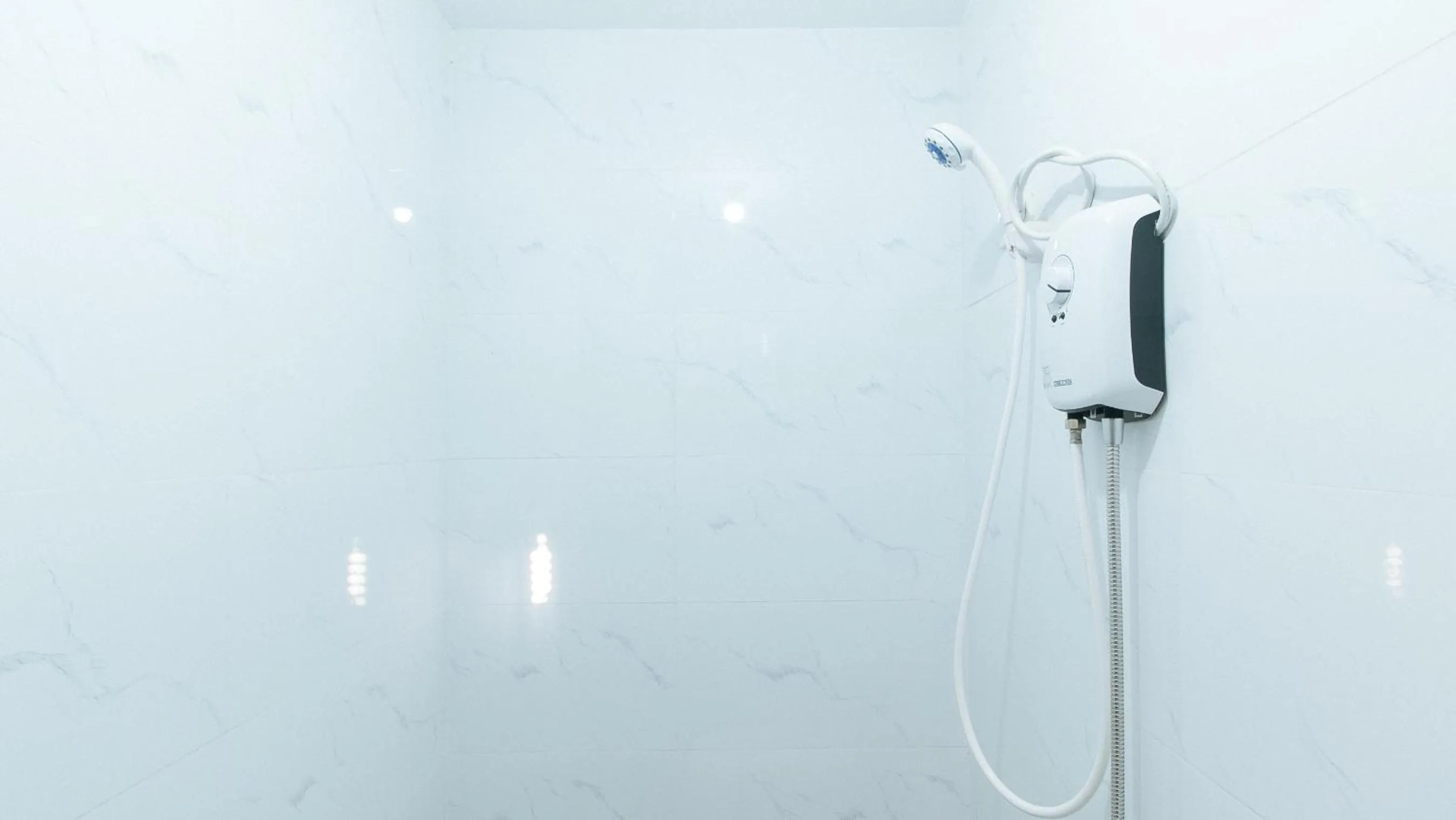 Shower in RedDoorz Sonia Unidos Magroves Garden Resort RedPartner