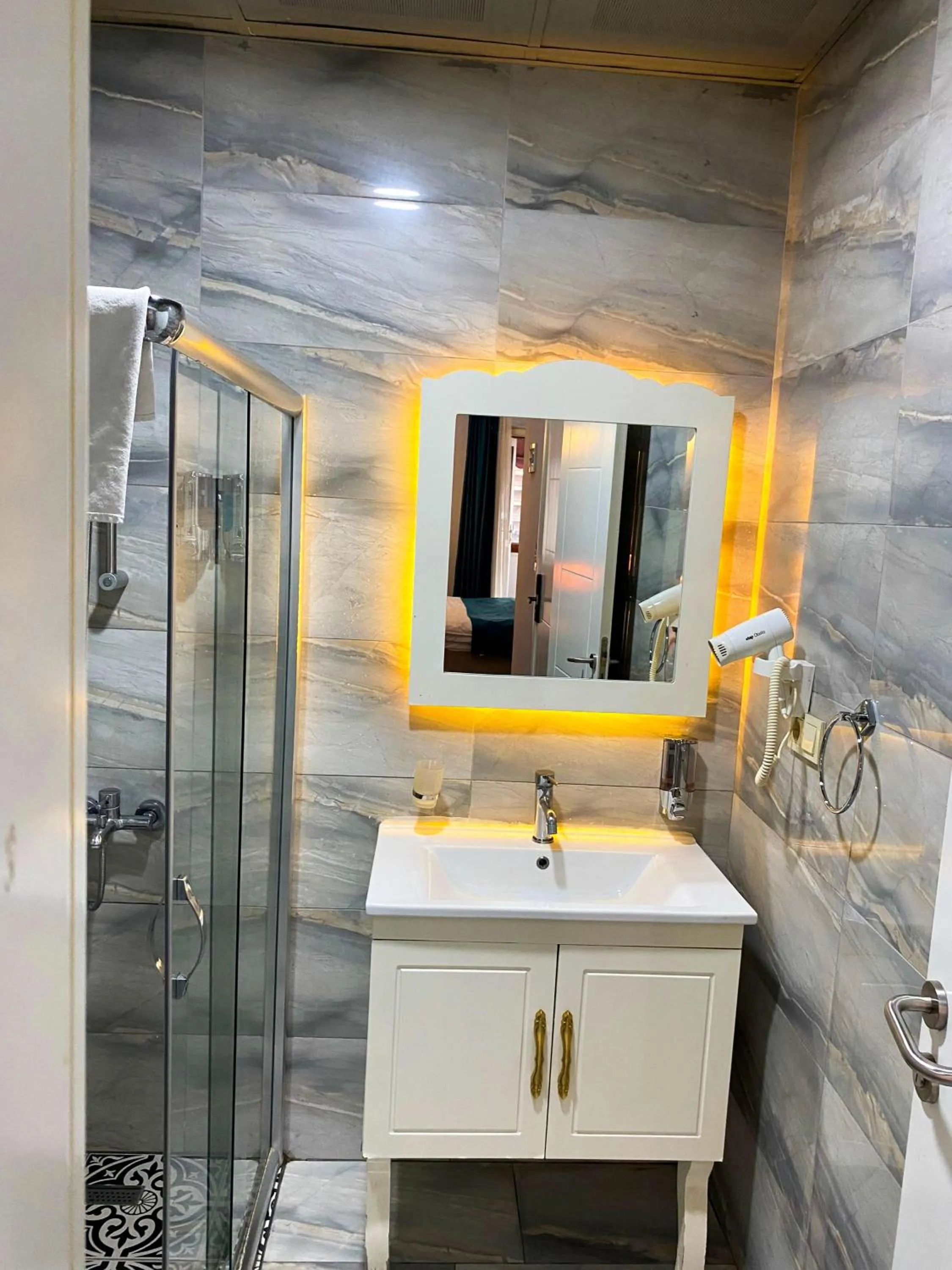 Shower in Miss City Hotel Taksim