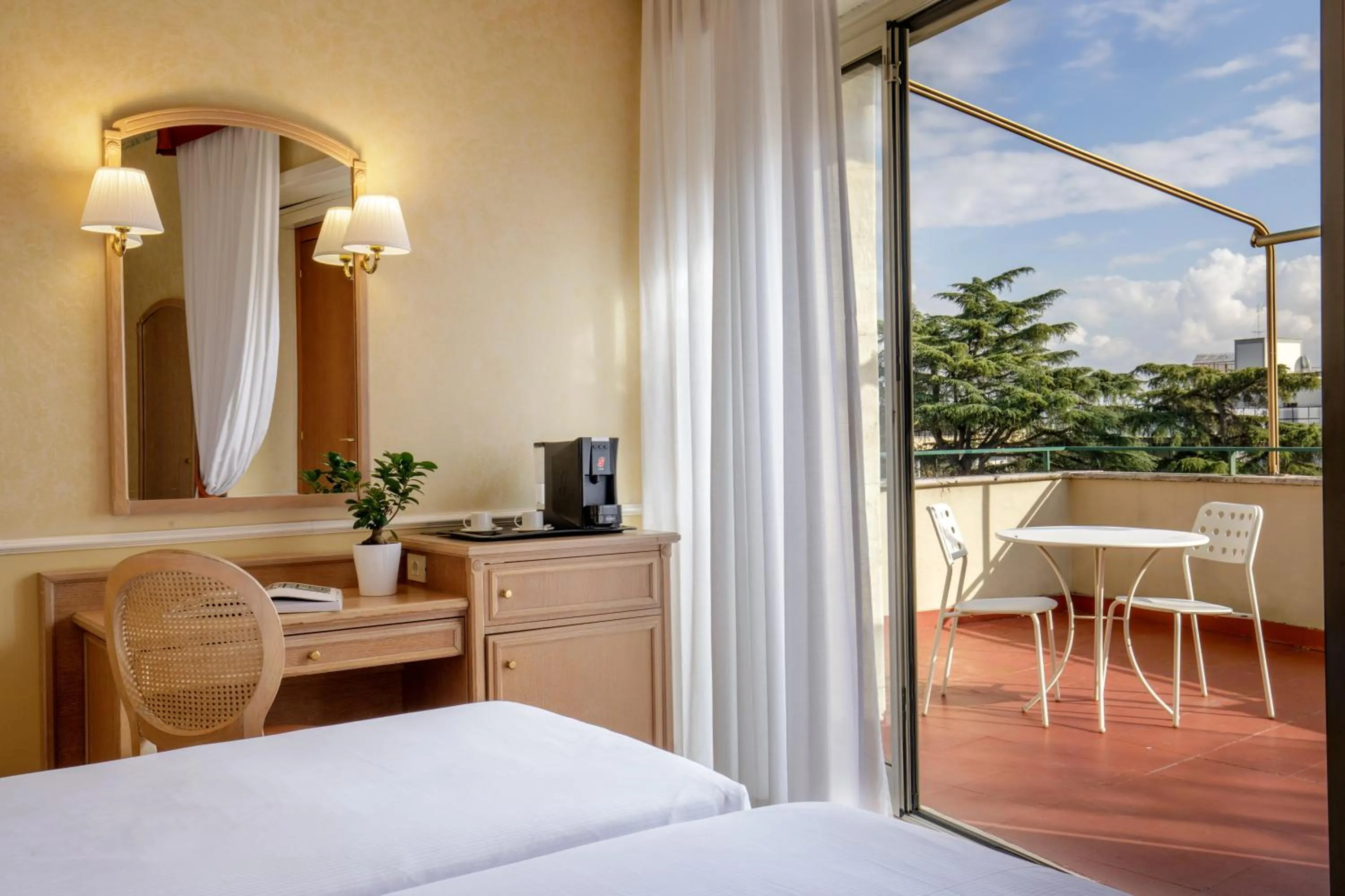 Bed in Hotel Santa Costanza by OMNIA hotels