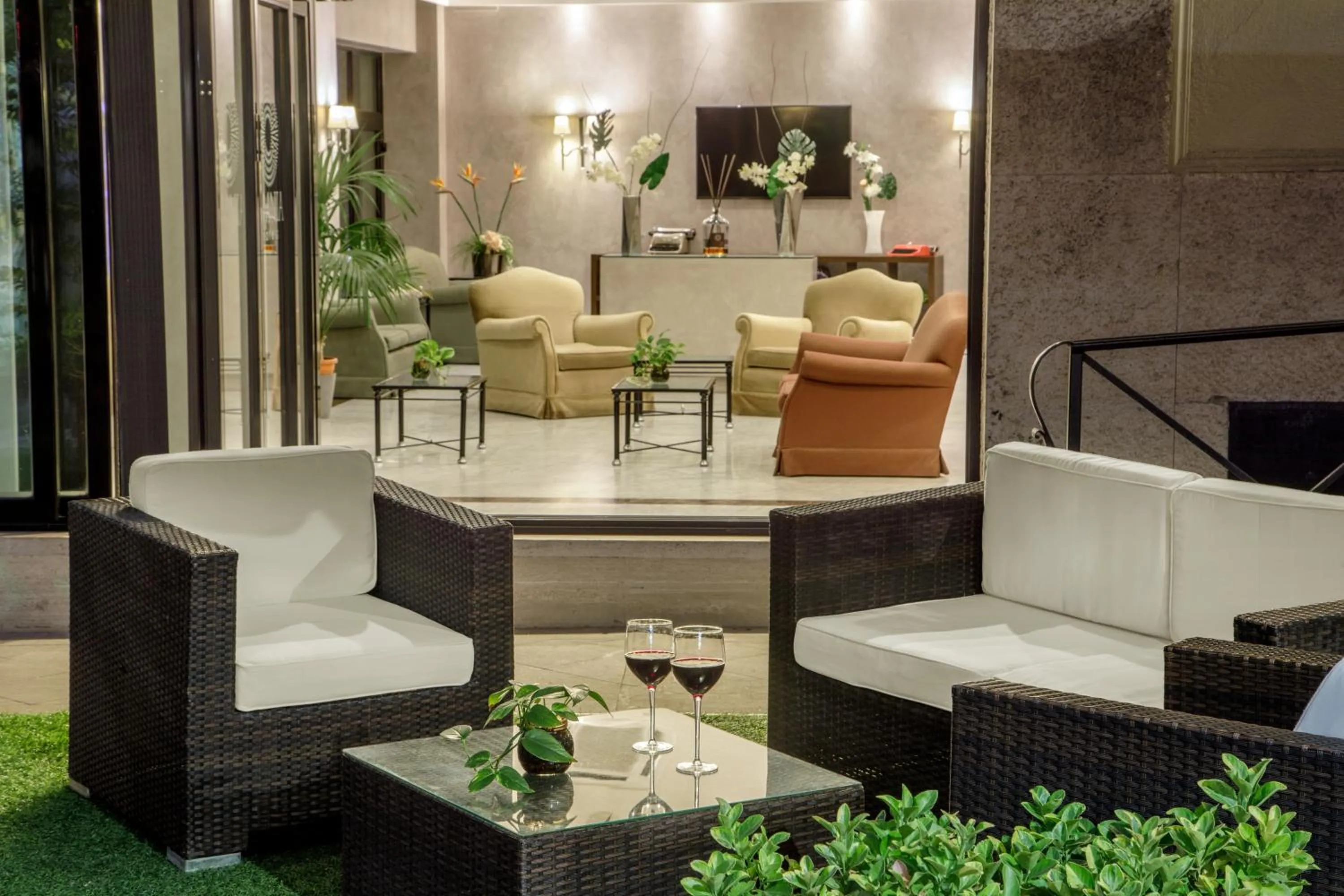 Inner courtyard view in Hotel Santa Costanza by OMNIA hotels