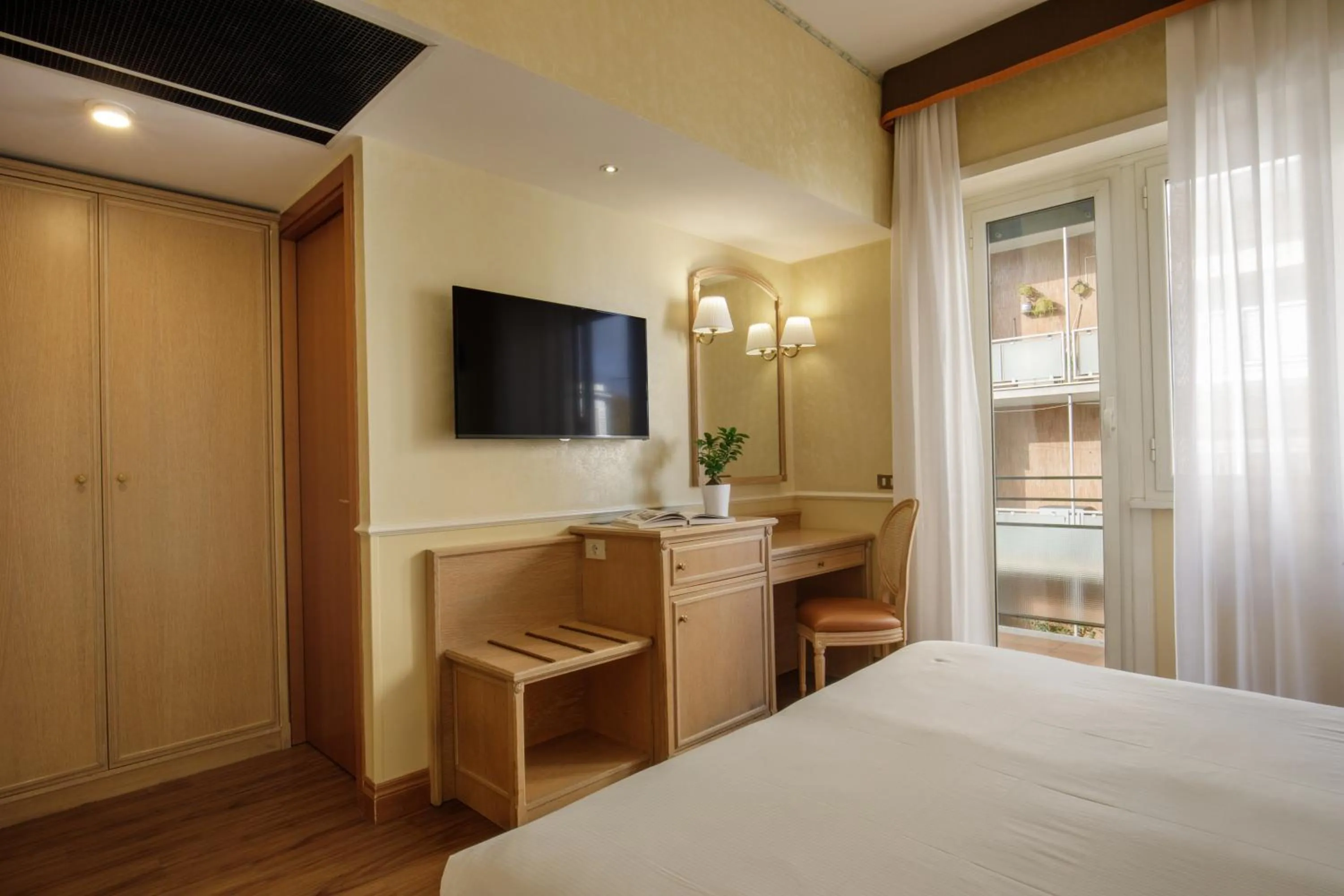 Bed in Hotel Santa Costanza by OMNIA hotels