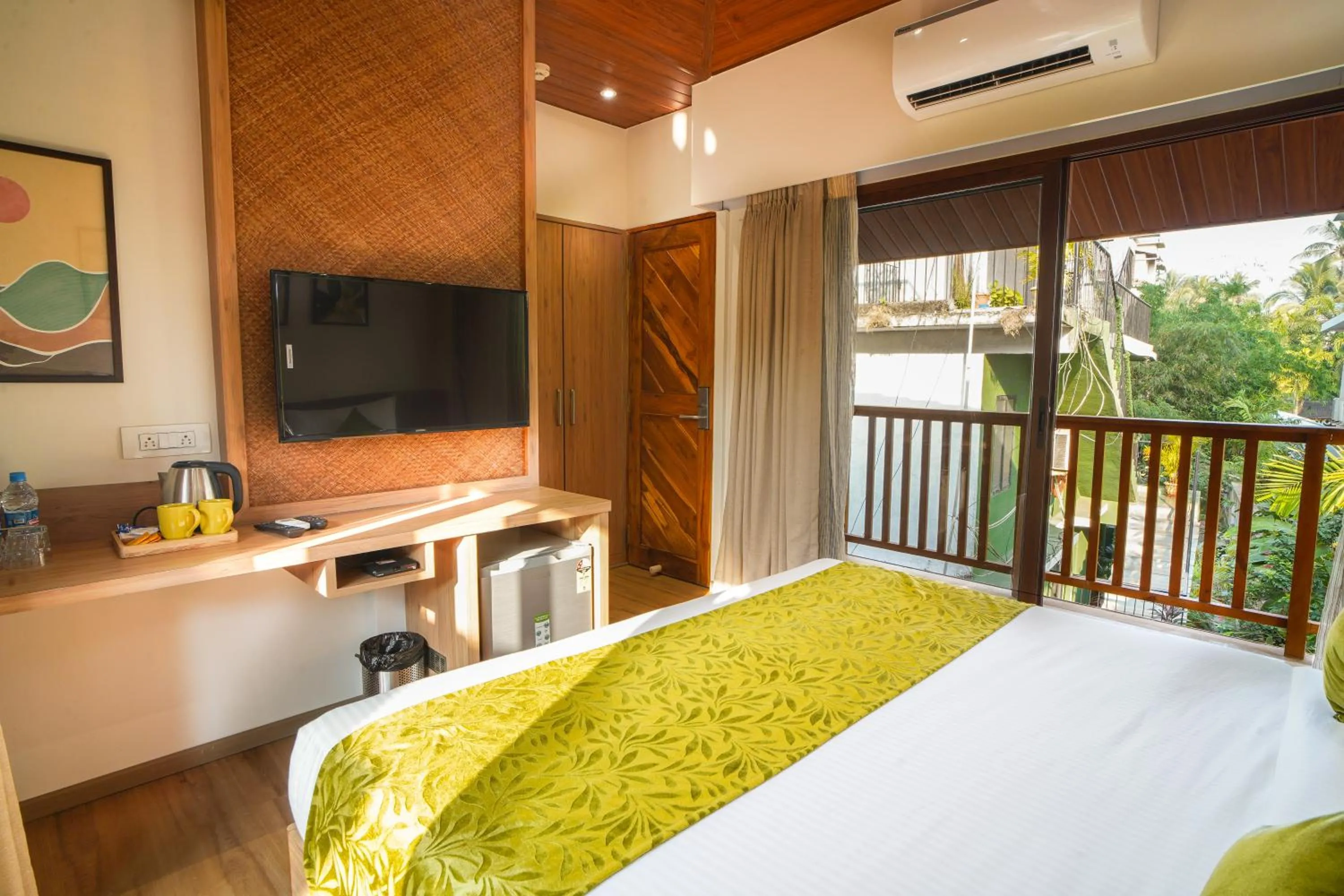 Communal lounge/ TV room in TreeHouse MARS Beach Cottages