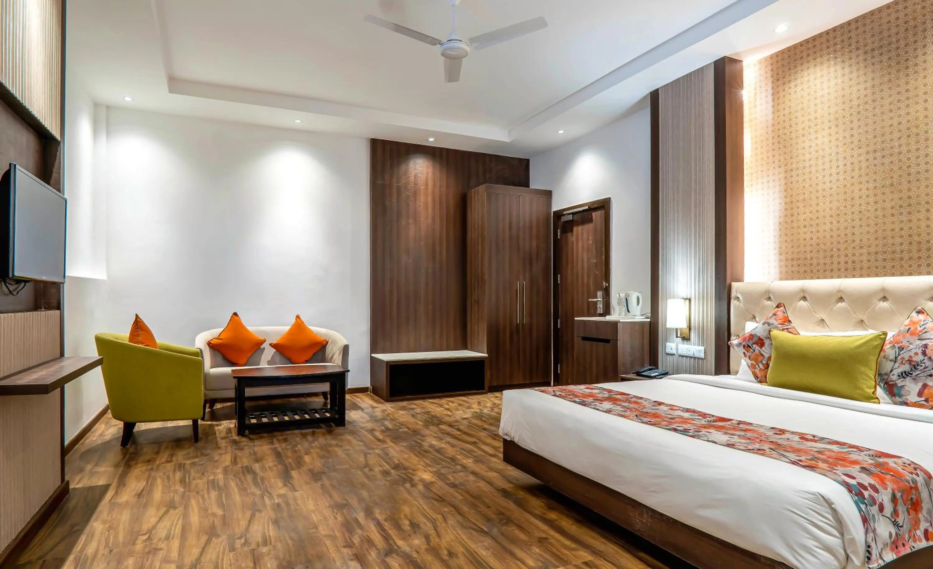 Seating area, Bed in Hotel Le ROI Lake View Koti