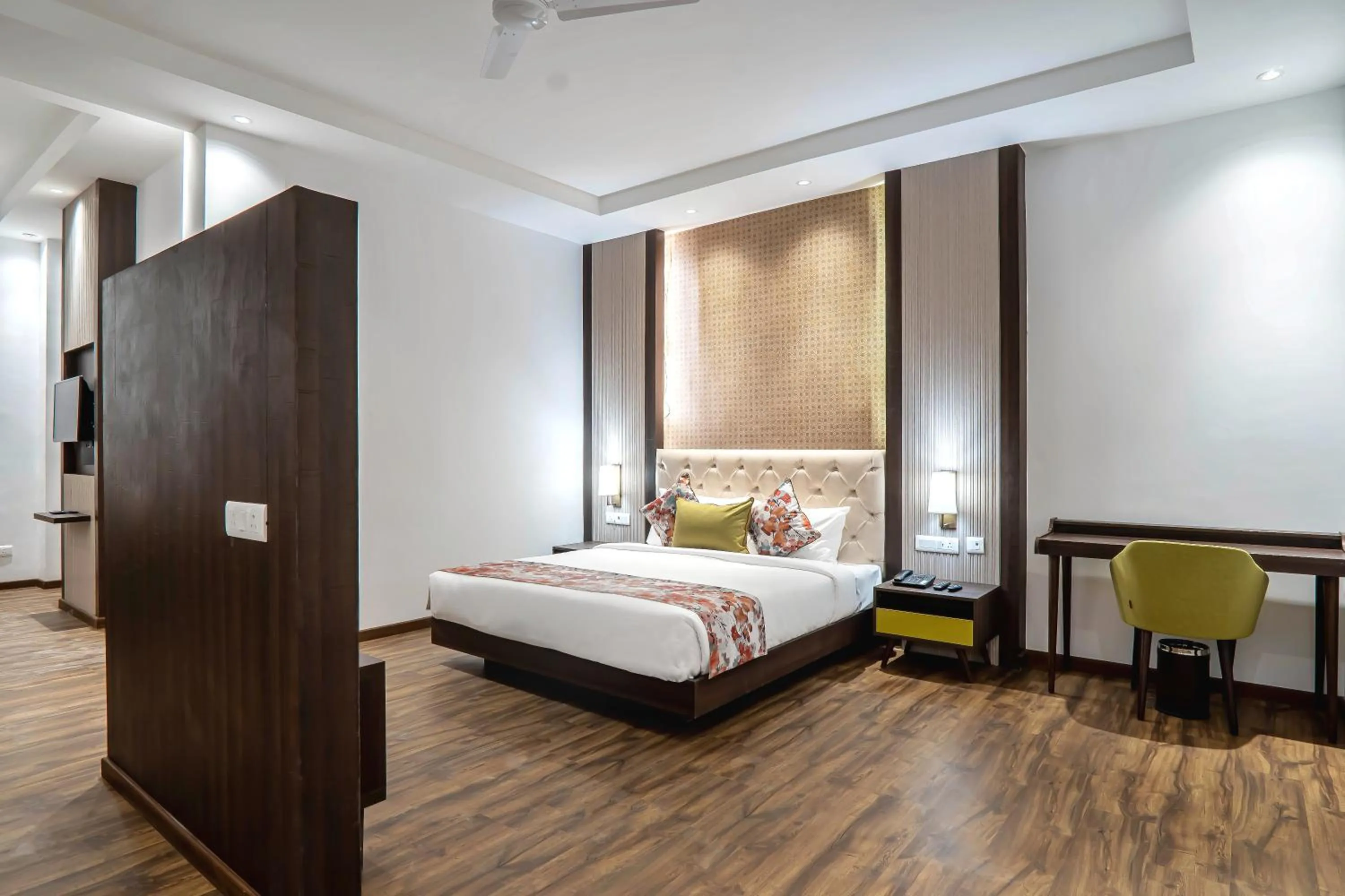 Bedroom, Bed in Hotel Le ROI Lake View Koti