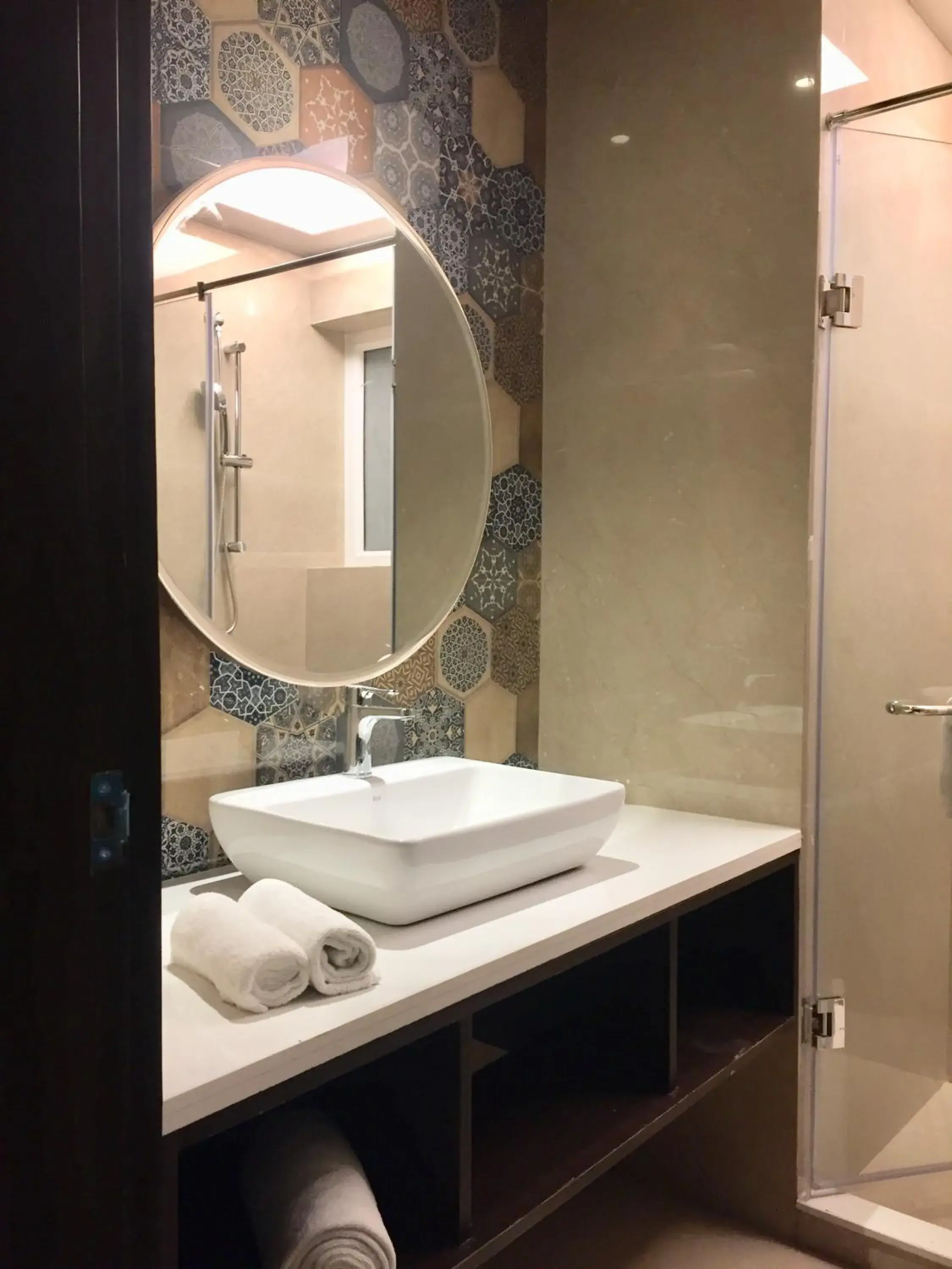 Bathroom in Hotel Le ROI Lake View Koti Bathroom in Hotel Le ROI Lake View Koti