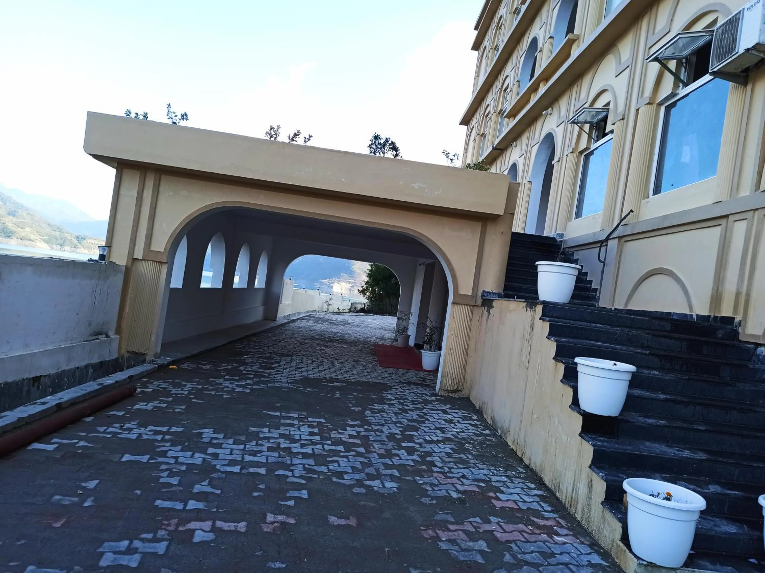 Facade/entrance in Hotel Le ROI Lake View Koti