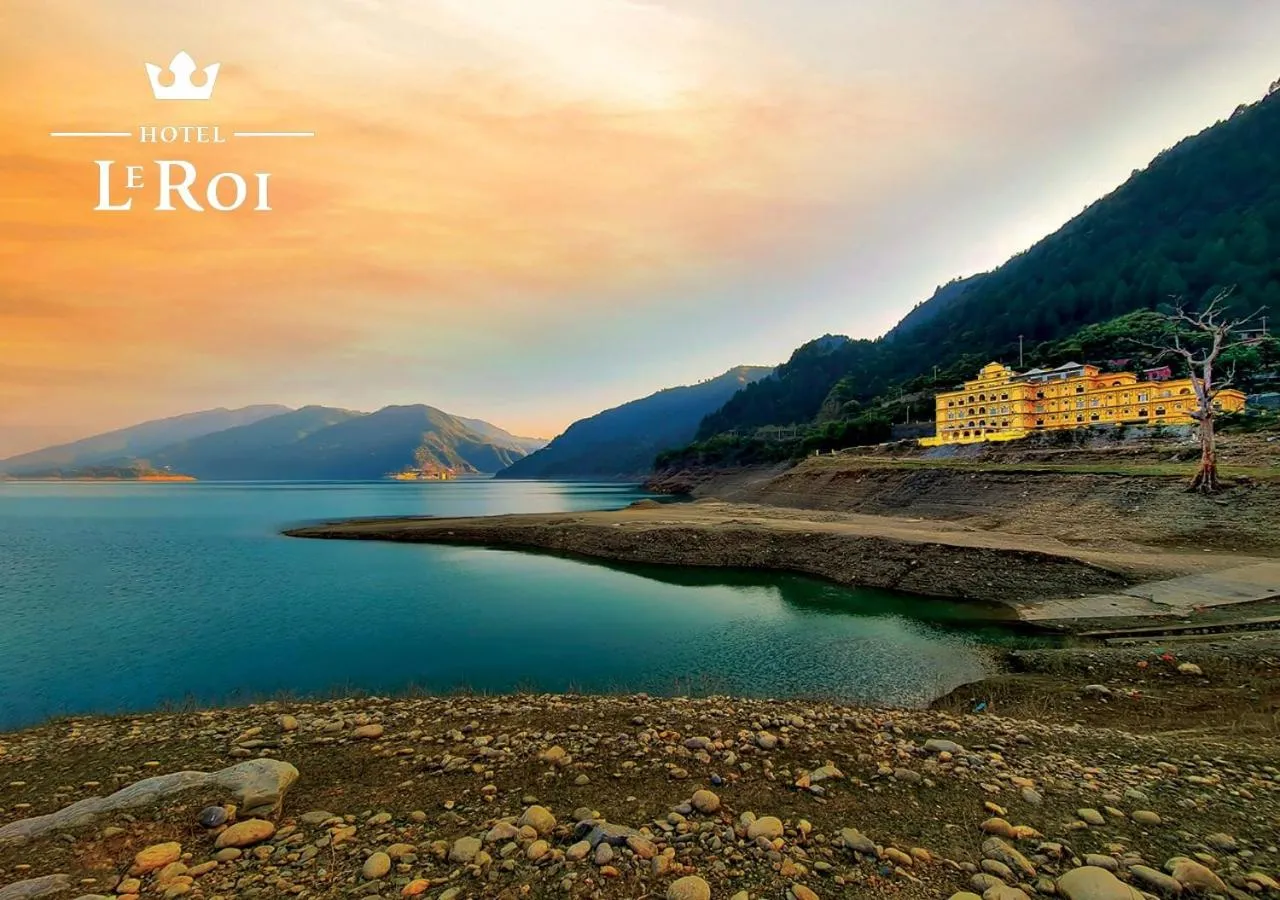 Property building in Hotel Le ROI Lake View Koti