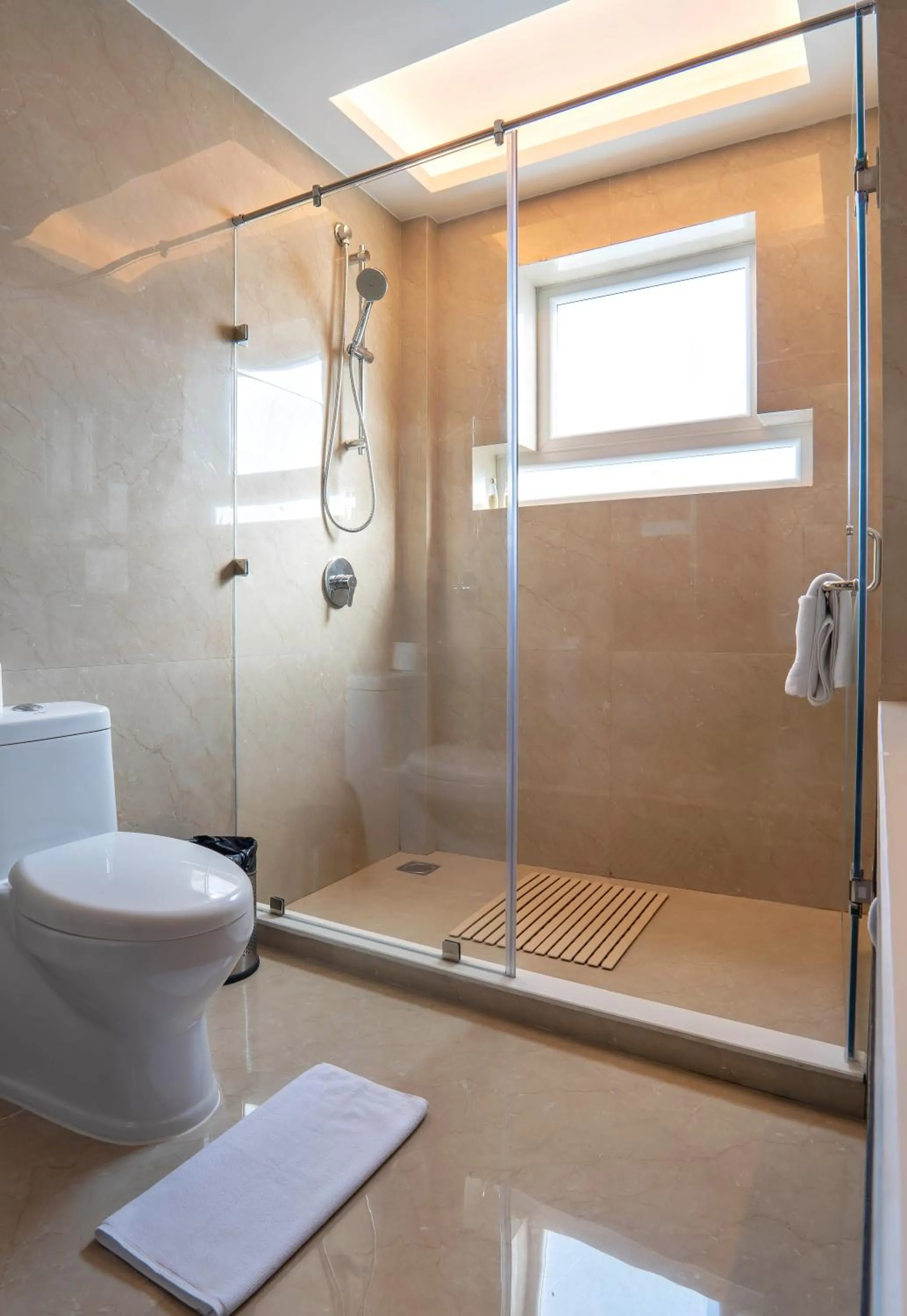 Bathroom in Hotel Le ROI Lake View Koti