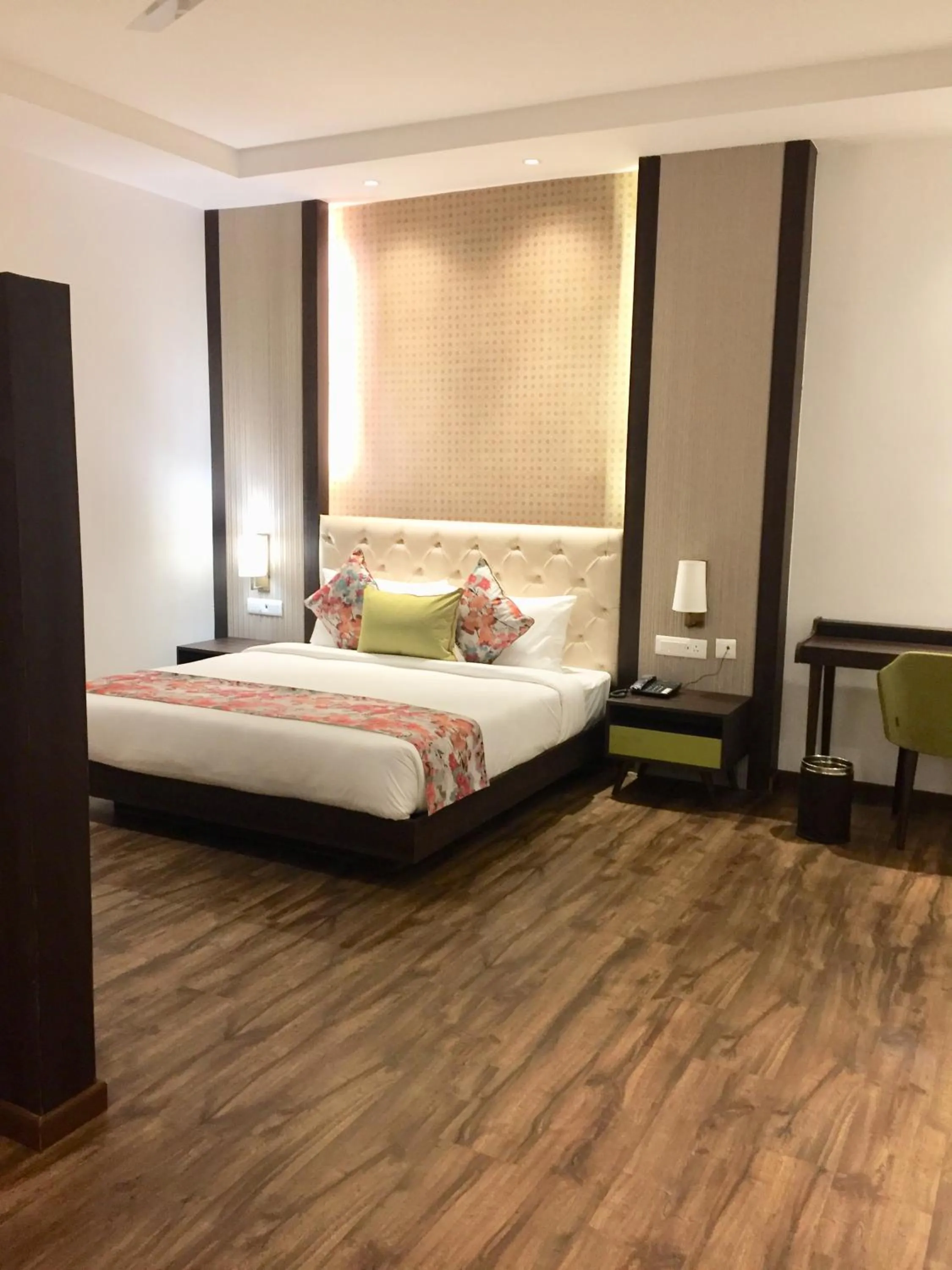 Bedroom, Bed in Hotel Le ROI Lake View Koti