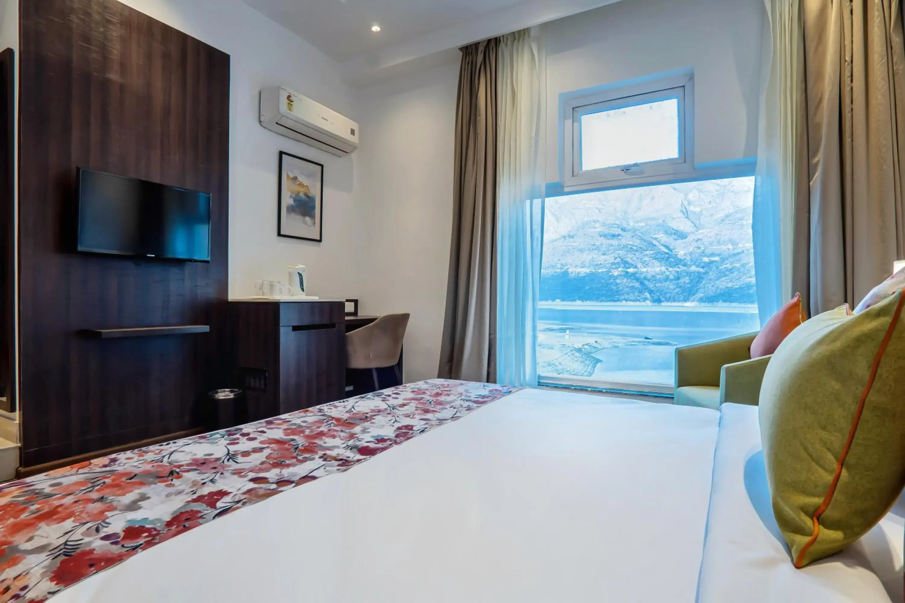 Lake view, Bed in Hotel Le ROI Lake View Koti Lake view, Bed in Hotel Le ROI Lake View Koti