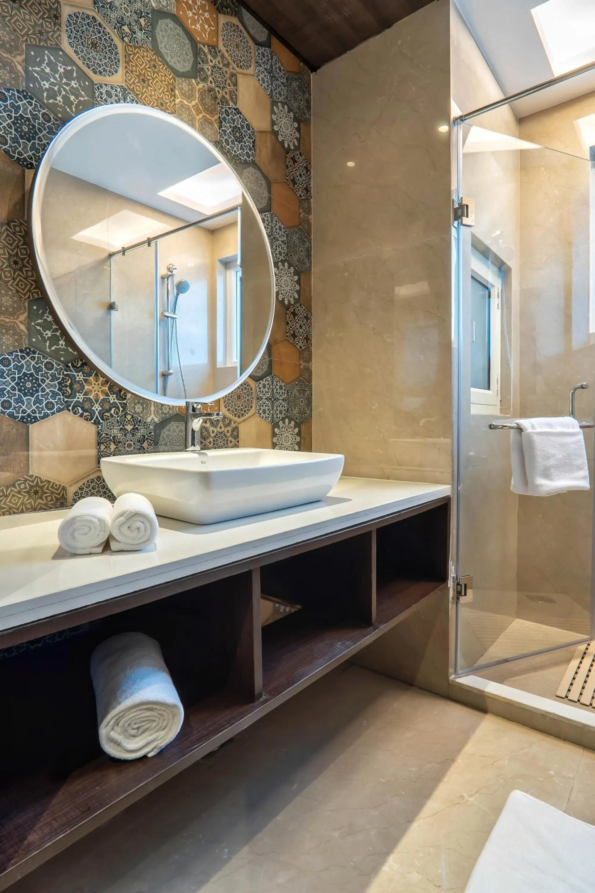 Bathroom in Hotel Le ROI Lake View Koti