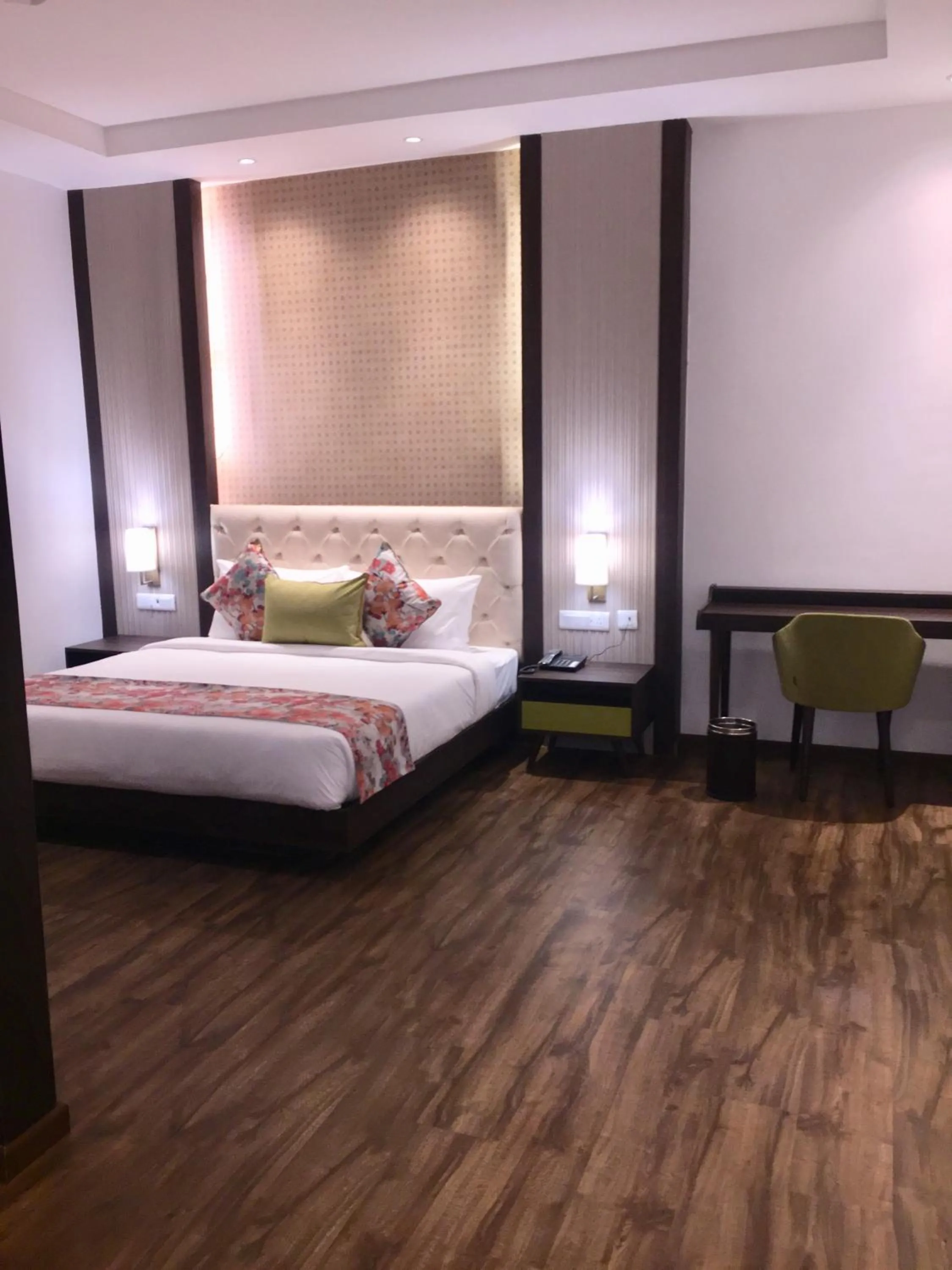 Bedroom, Bed in Hotel Le ROI Lake View Koti