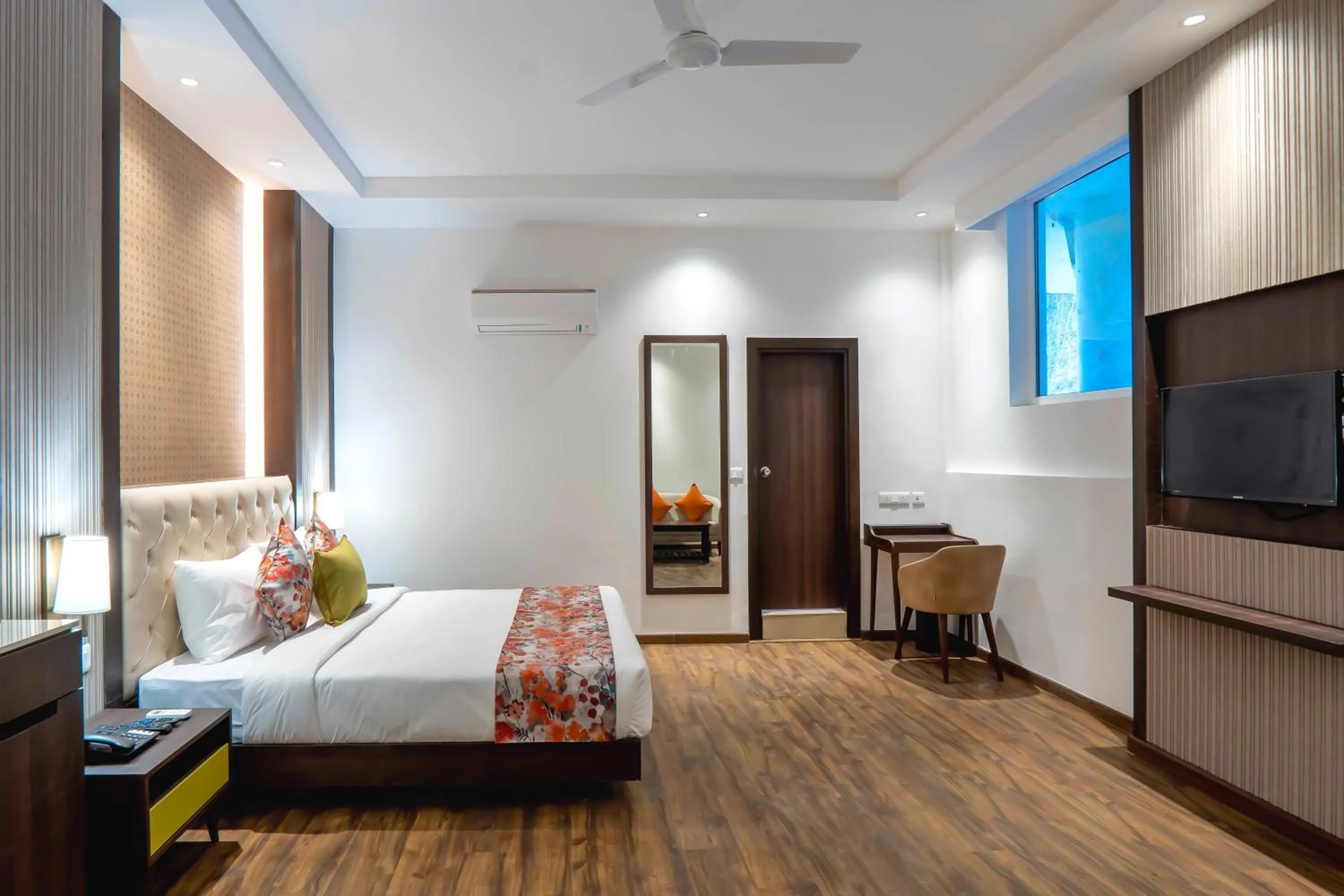 Photo of the whole room, Bed in Hotel Le ROI Lake View Koti