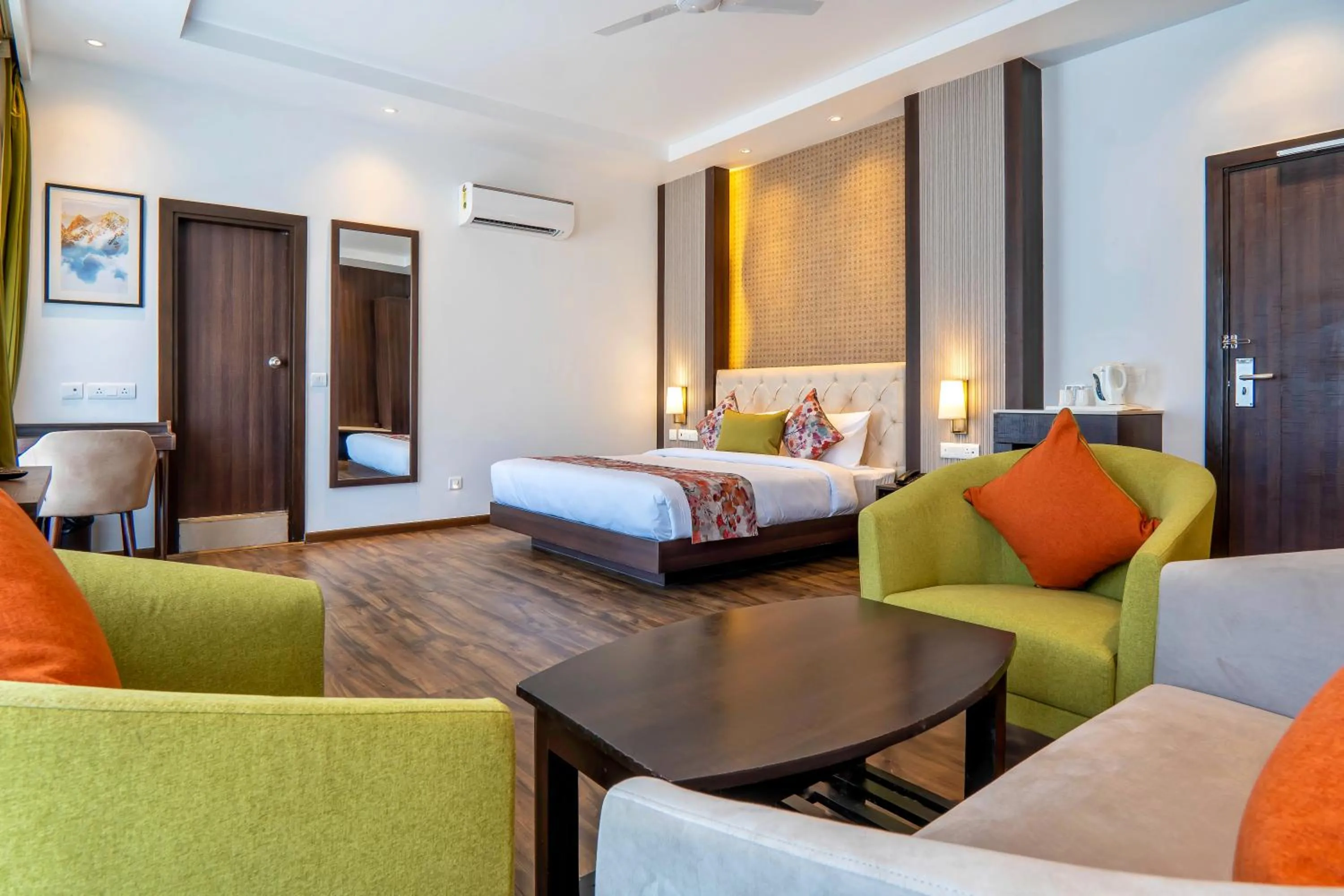 Seating area, Bed in Hotel Le ROI Lake View Koti