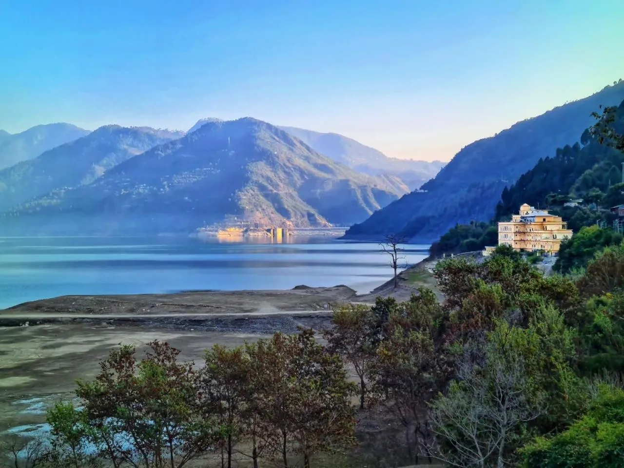 Property building in Hotel Le ROI Lake View Koti