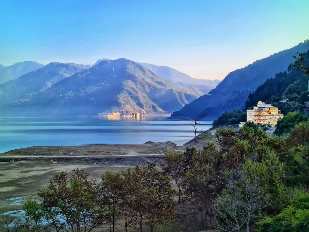 Property building in Hotel Le ROI Lake View Koti Property building in Hotel Le ROI Lake View Koti