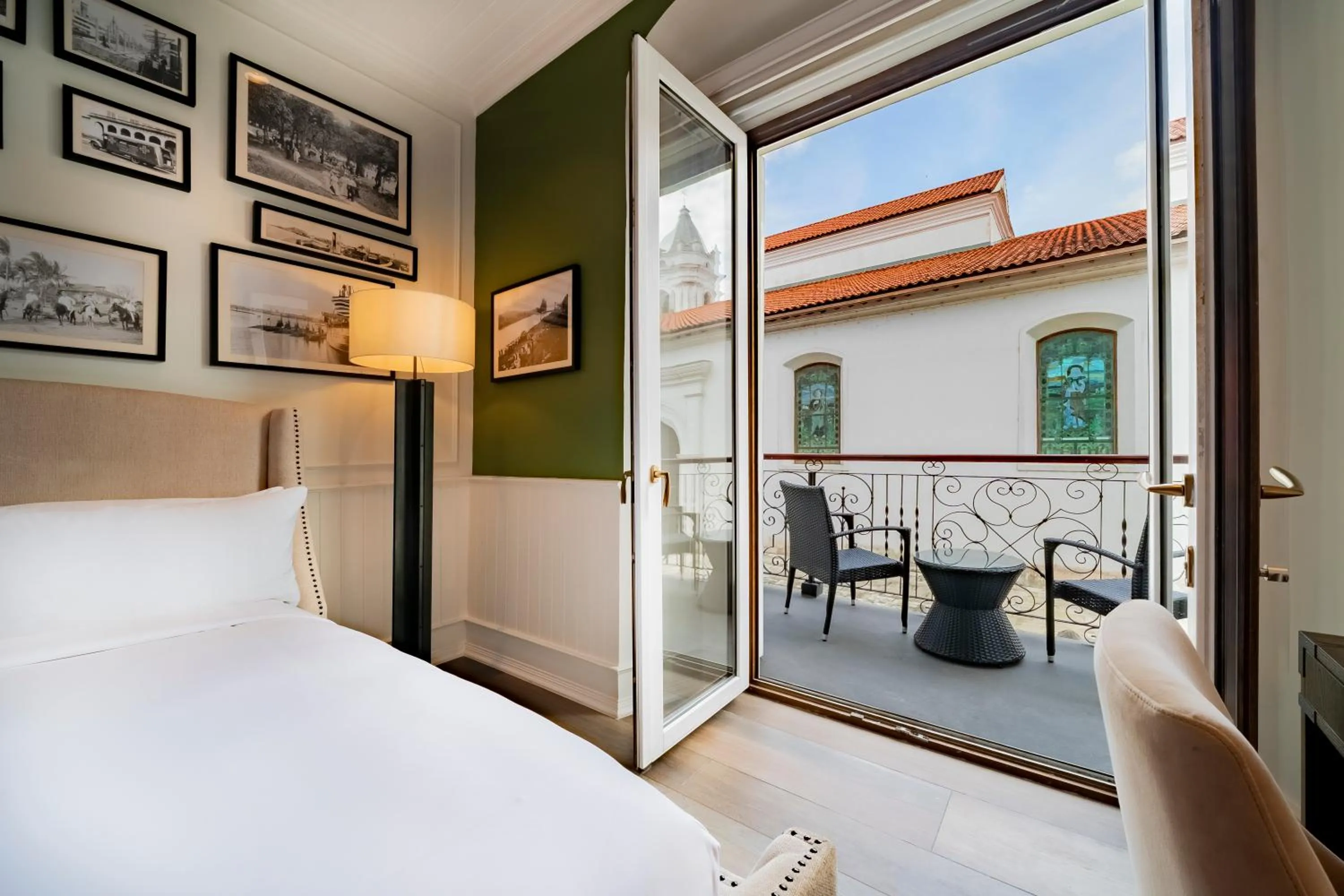 Balcony/Terrace, Bed in Hotel La Compañía Casco Antiguo