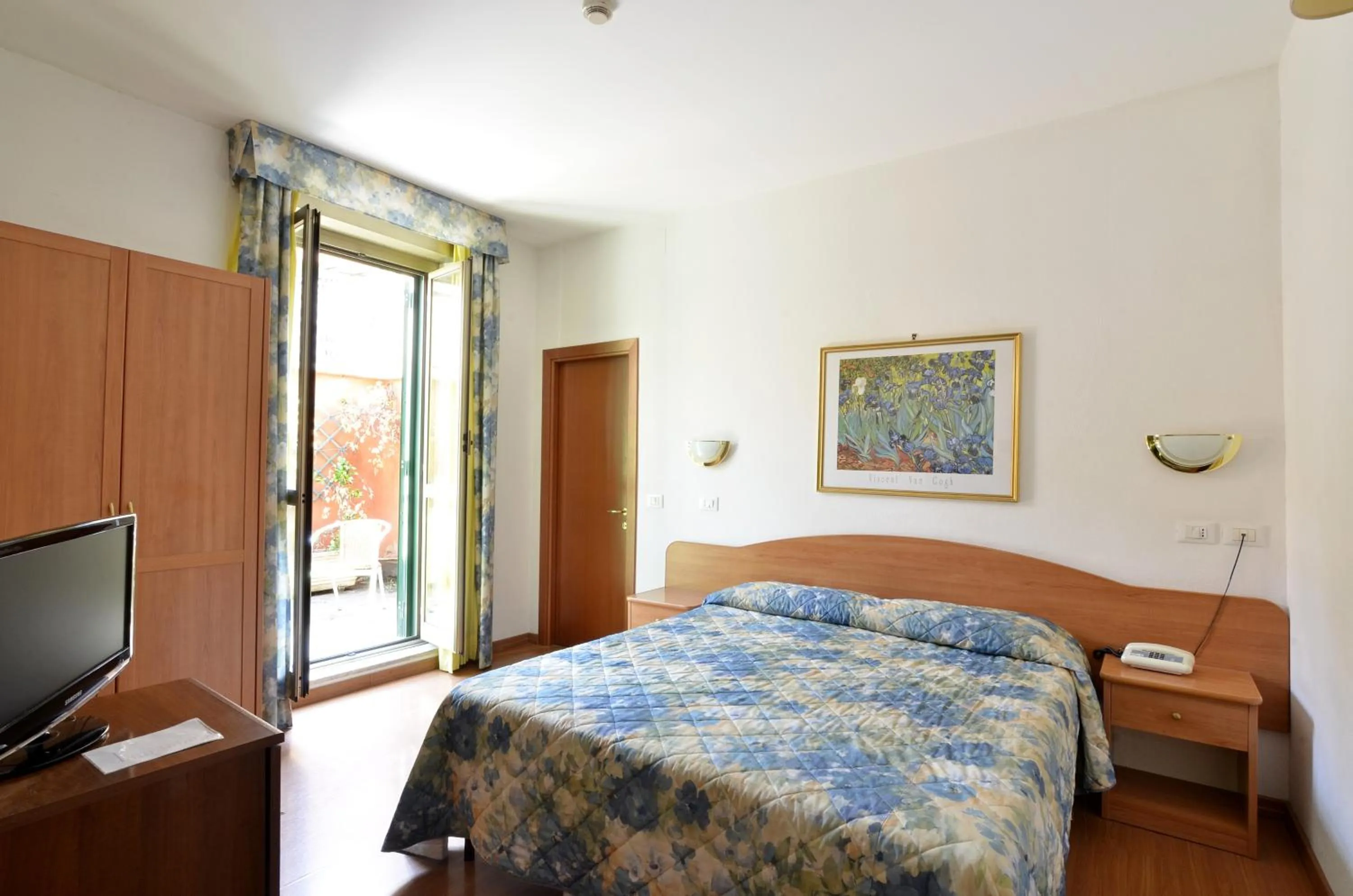 Balcony/Terrace, Bed in Hotel Tirreno