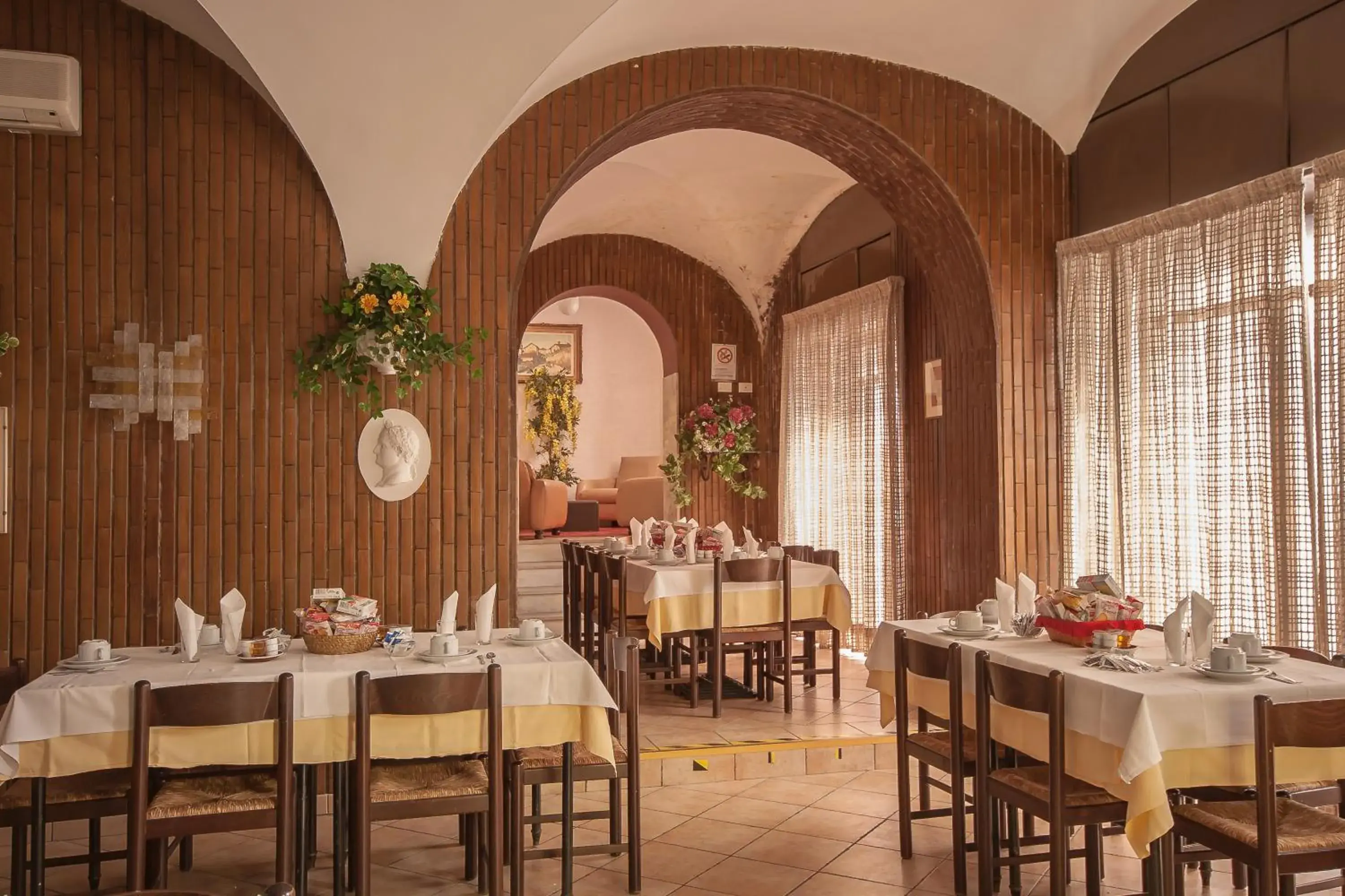 Restaurant/places to eat in Hotel Tirreno Restaurant/places to eat in Hotel Tirreno