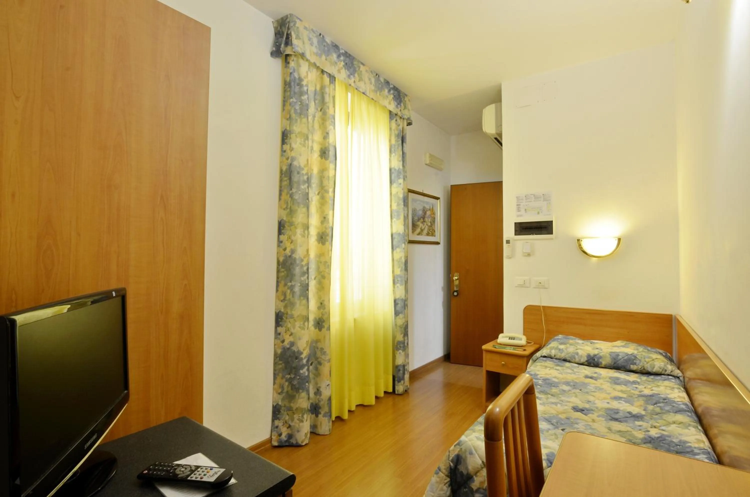 Photo of the whole room, Bed in Hotel Tirreno