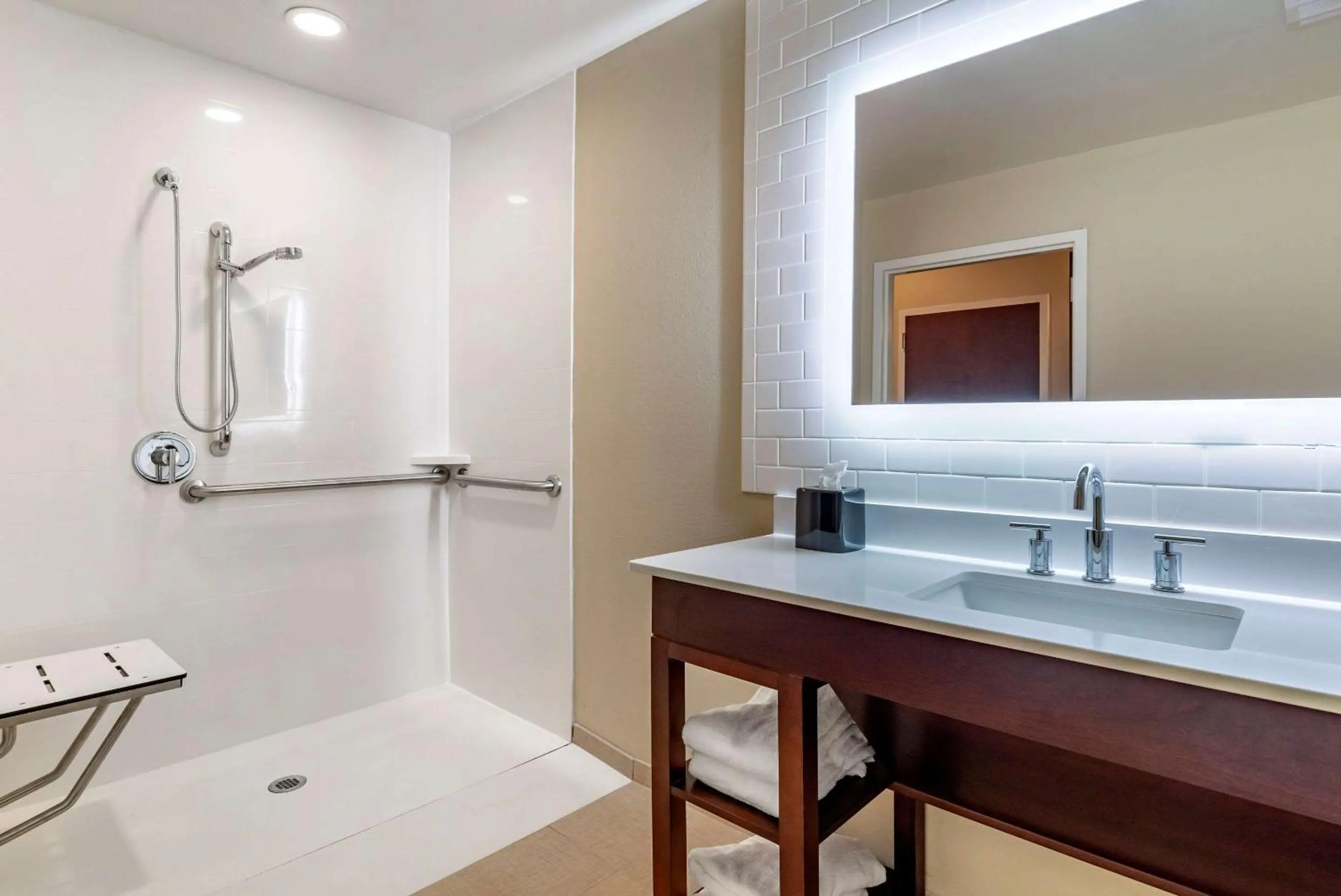 Photo of the whole room in Comfort Suites