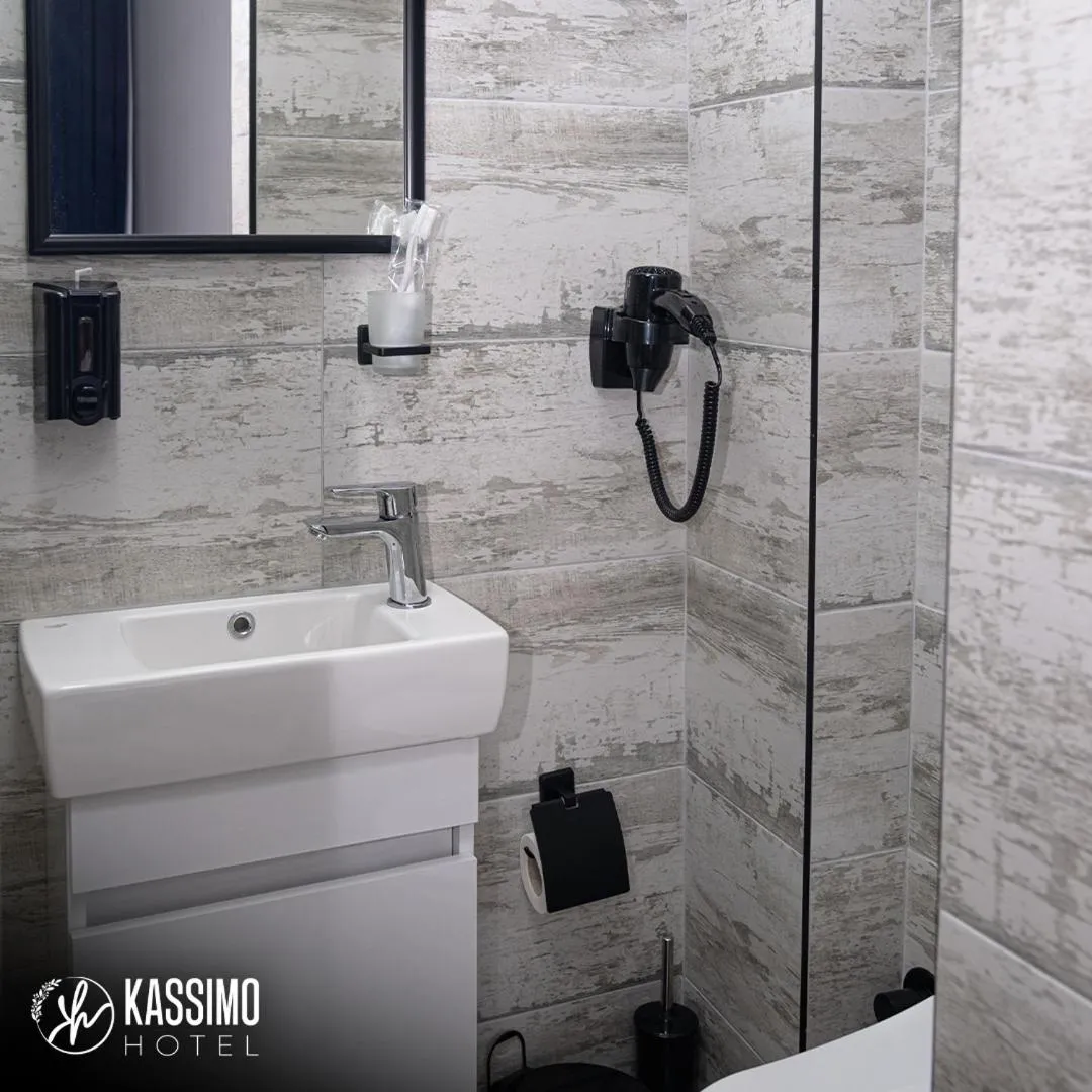 Toilet in Kassimo Hotel