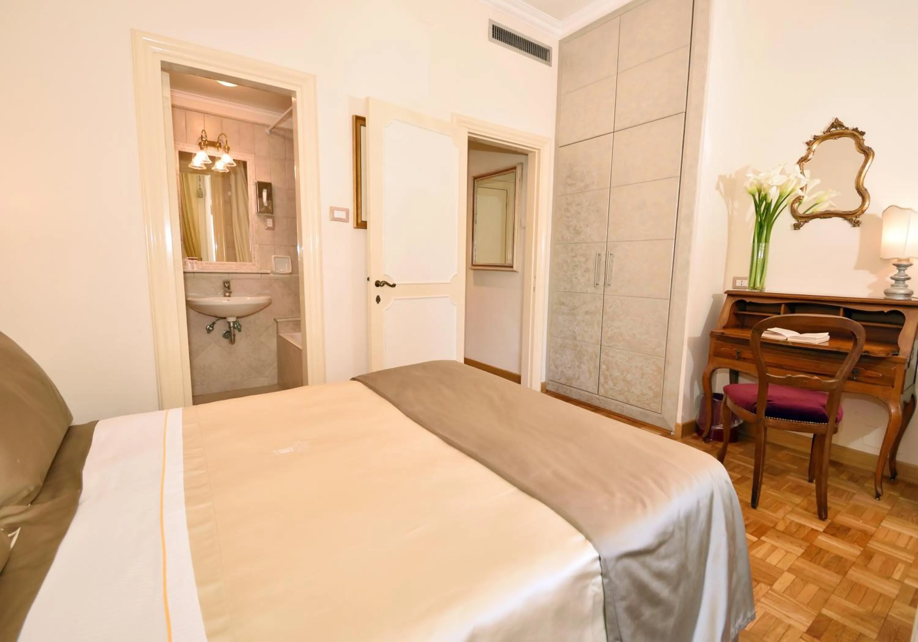 Bedroom, Bed in Hotel Forum