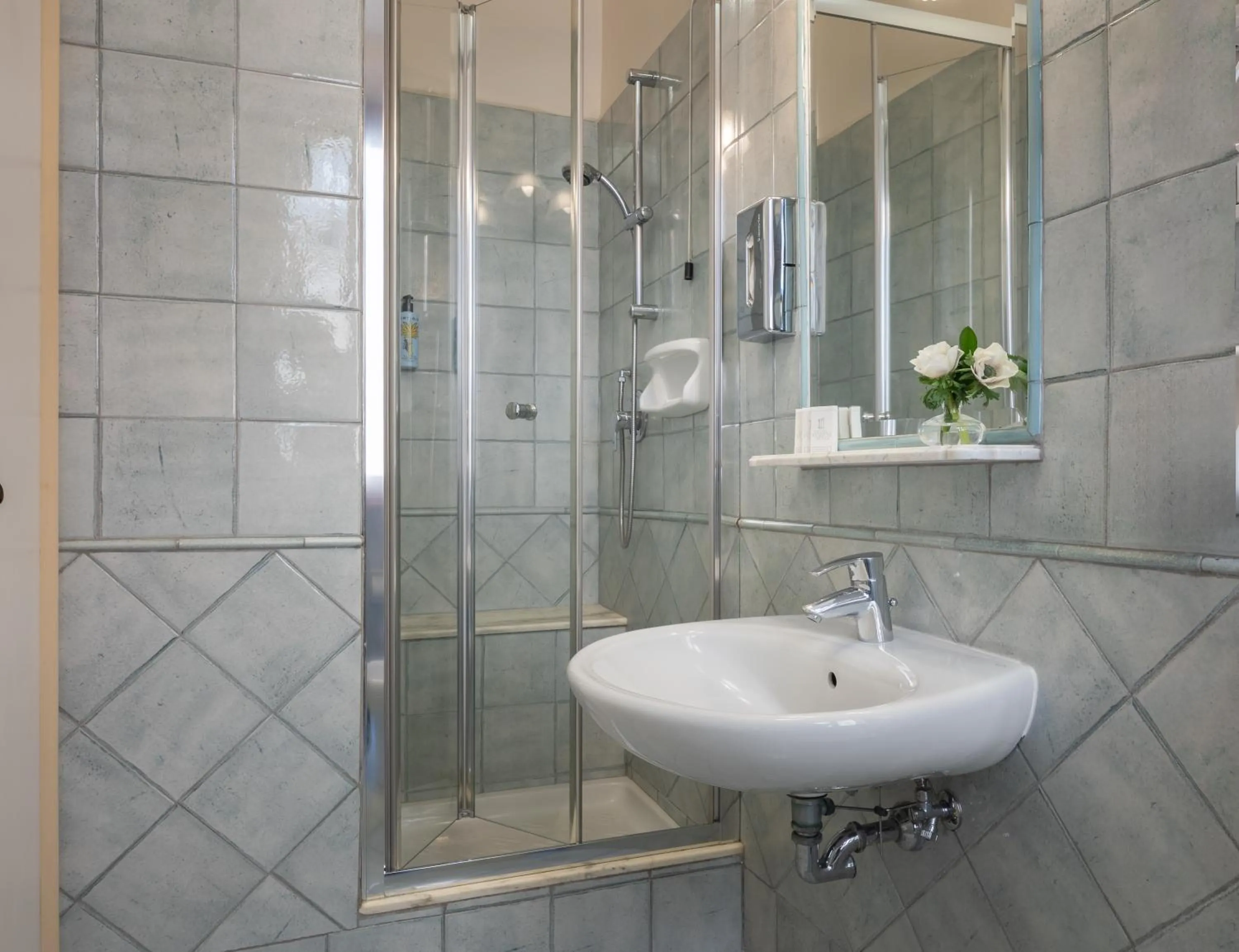 Shower in Hotel Forum