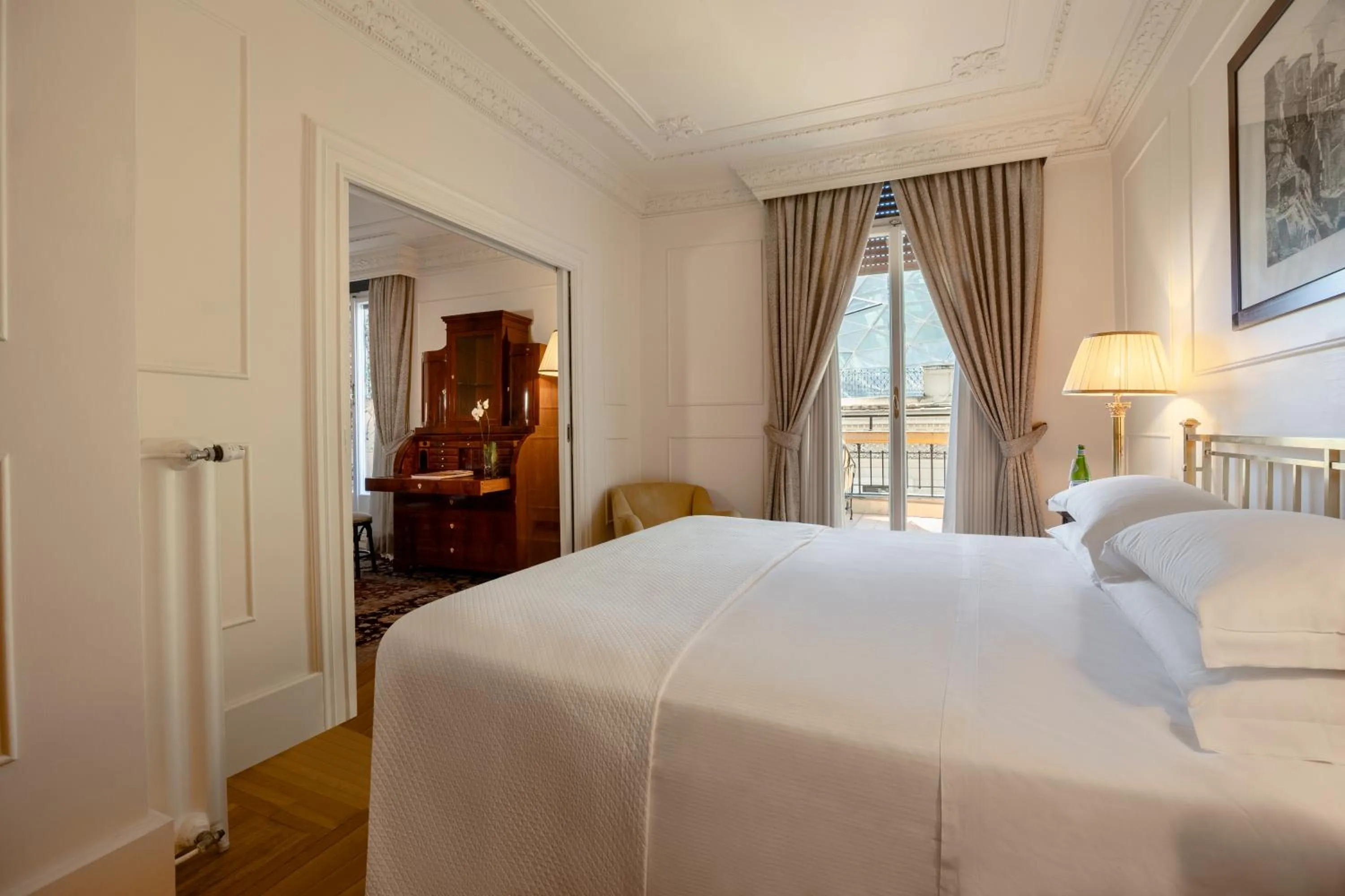 Bedroom, Bed in Grand Hotel Plaza