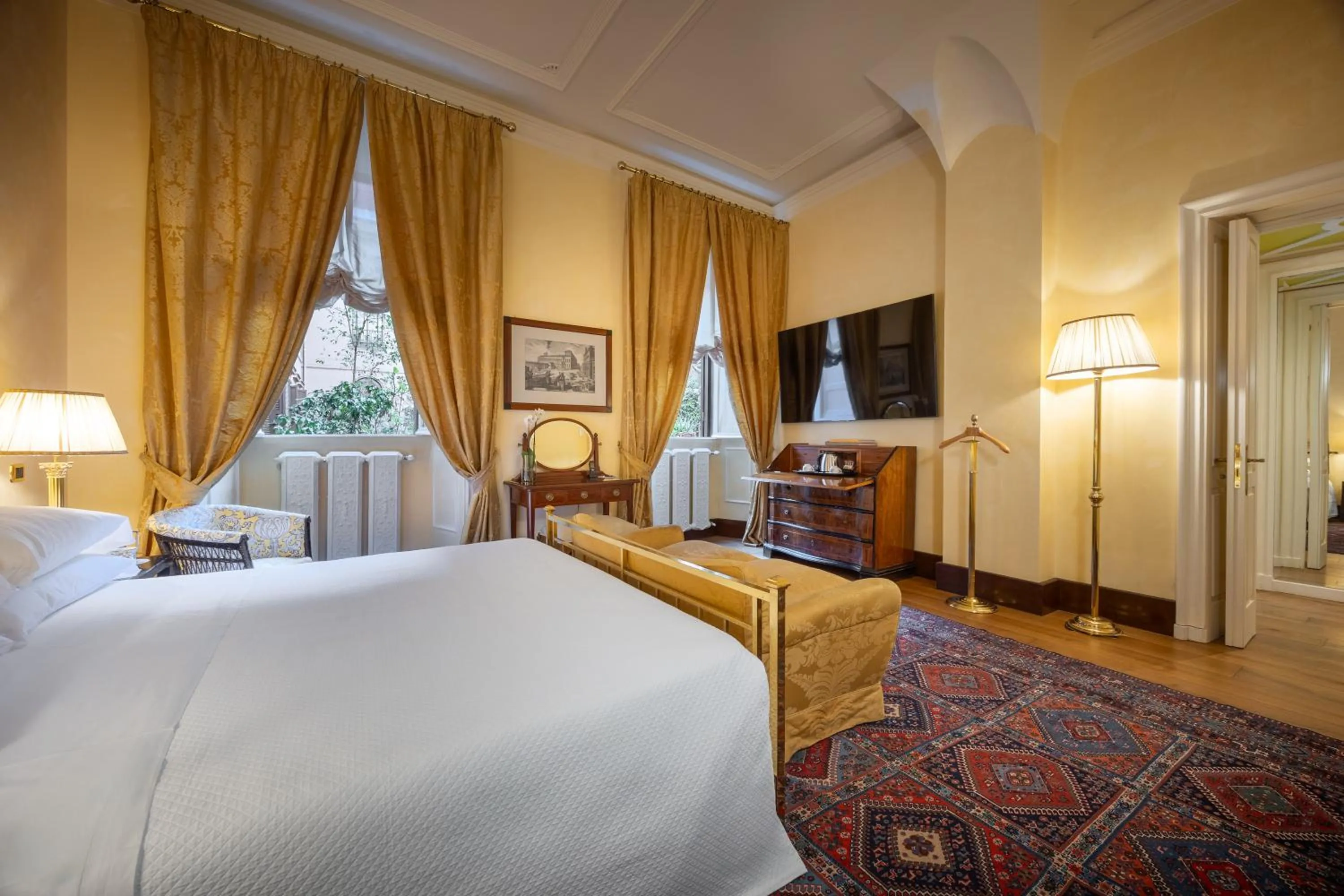 Bedroom, Bed in Grand Hotel Plaza