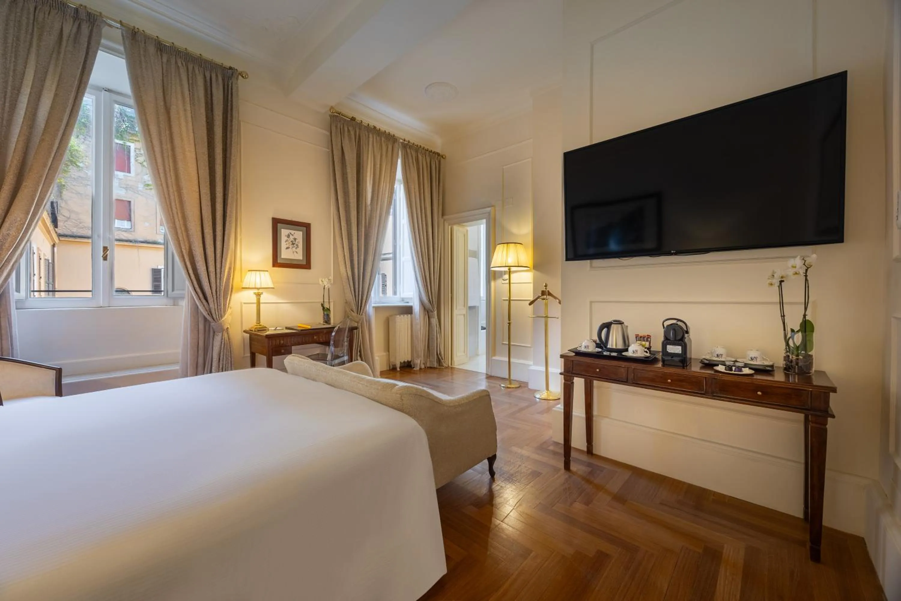 Bedroom, Bed in Grand Hotel Plaza