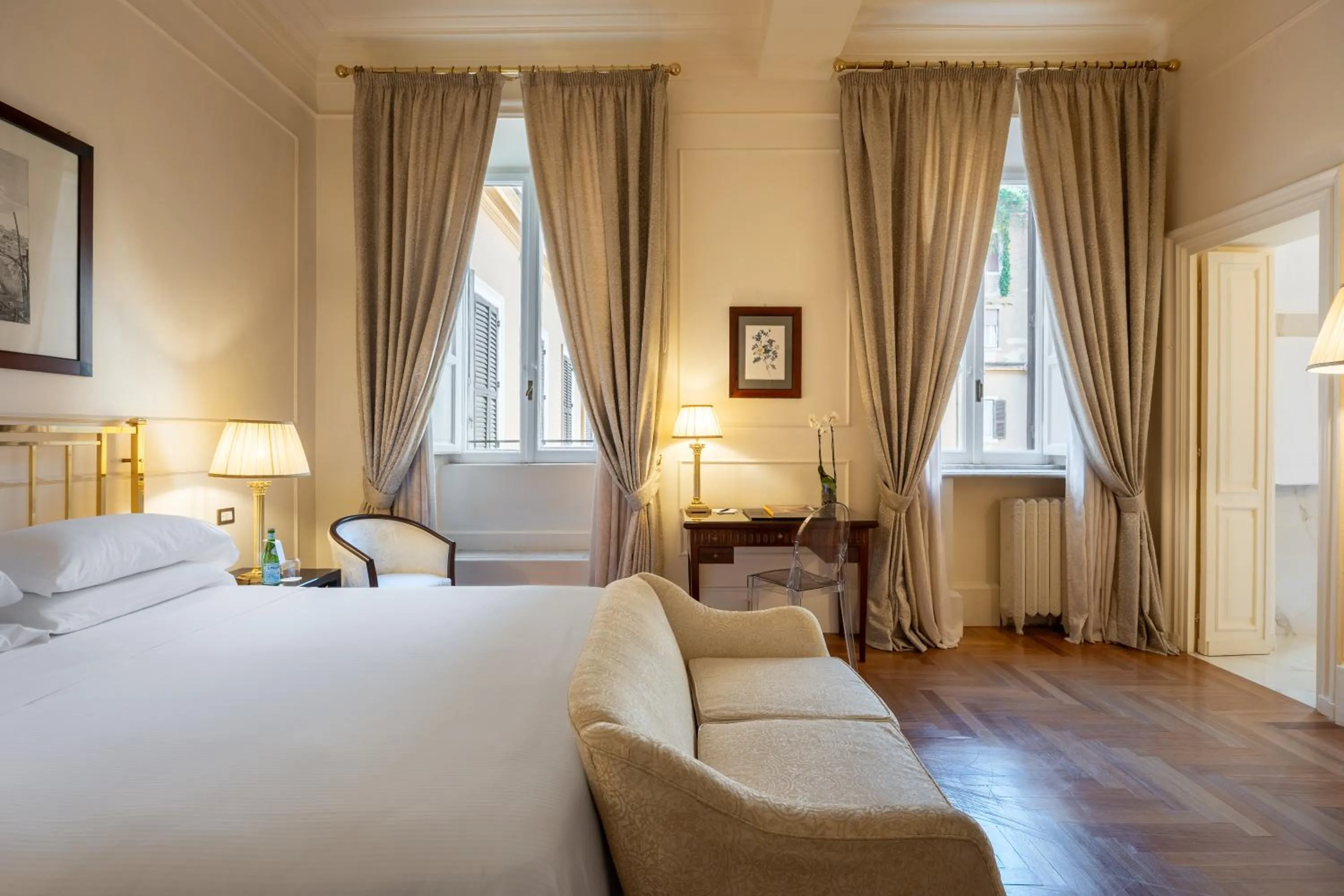 Bedroom, Bed in Grand Hotel Plaza