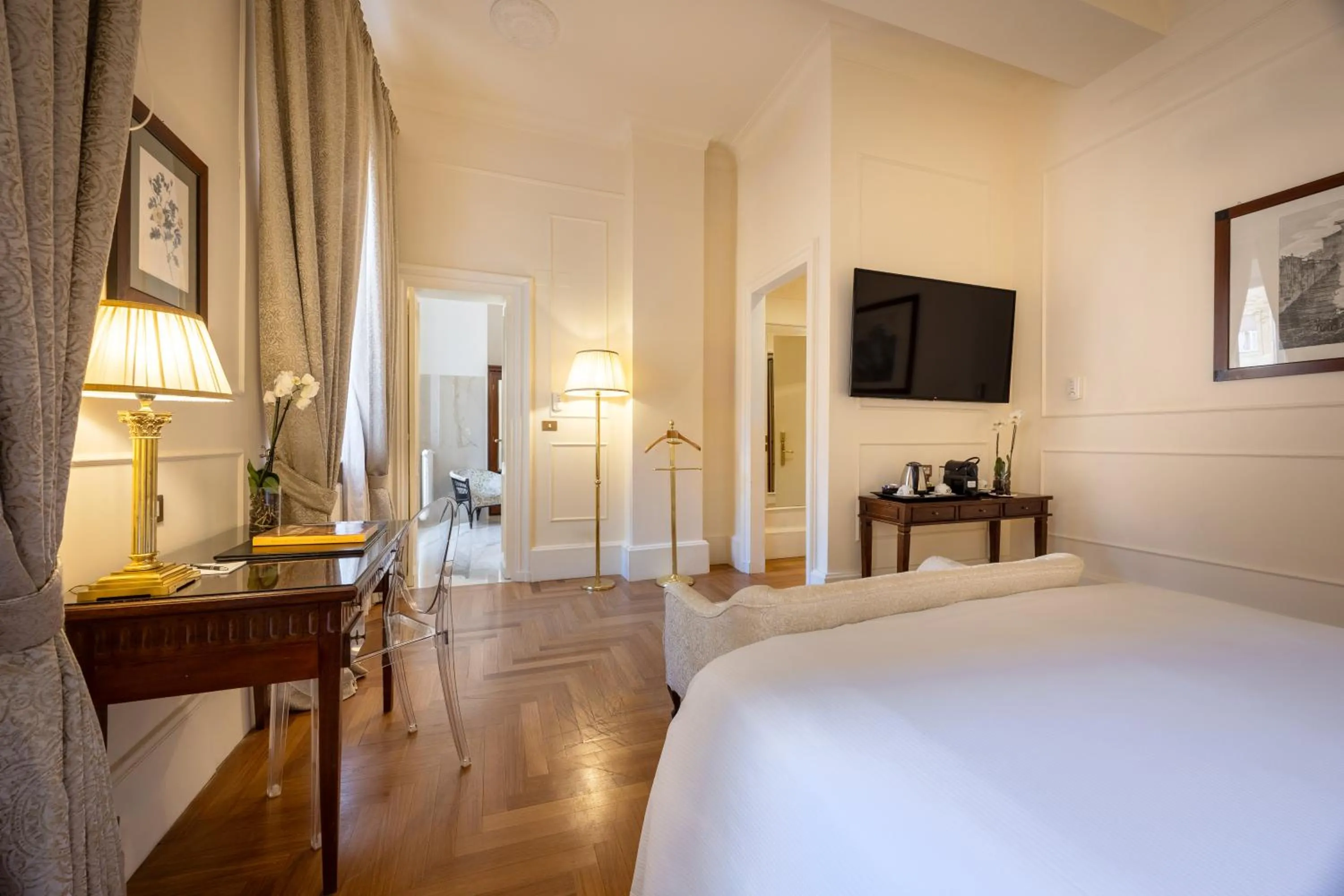 Bedroom, Bed in Grand Hotel Plaza