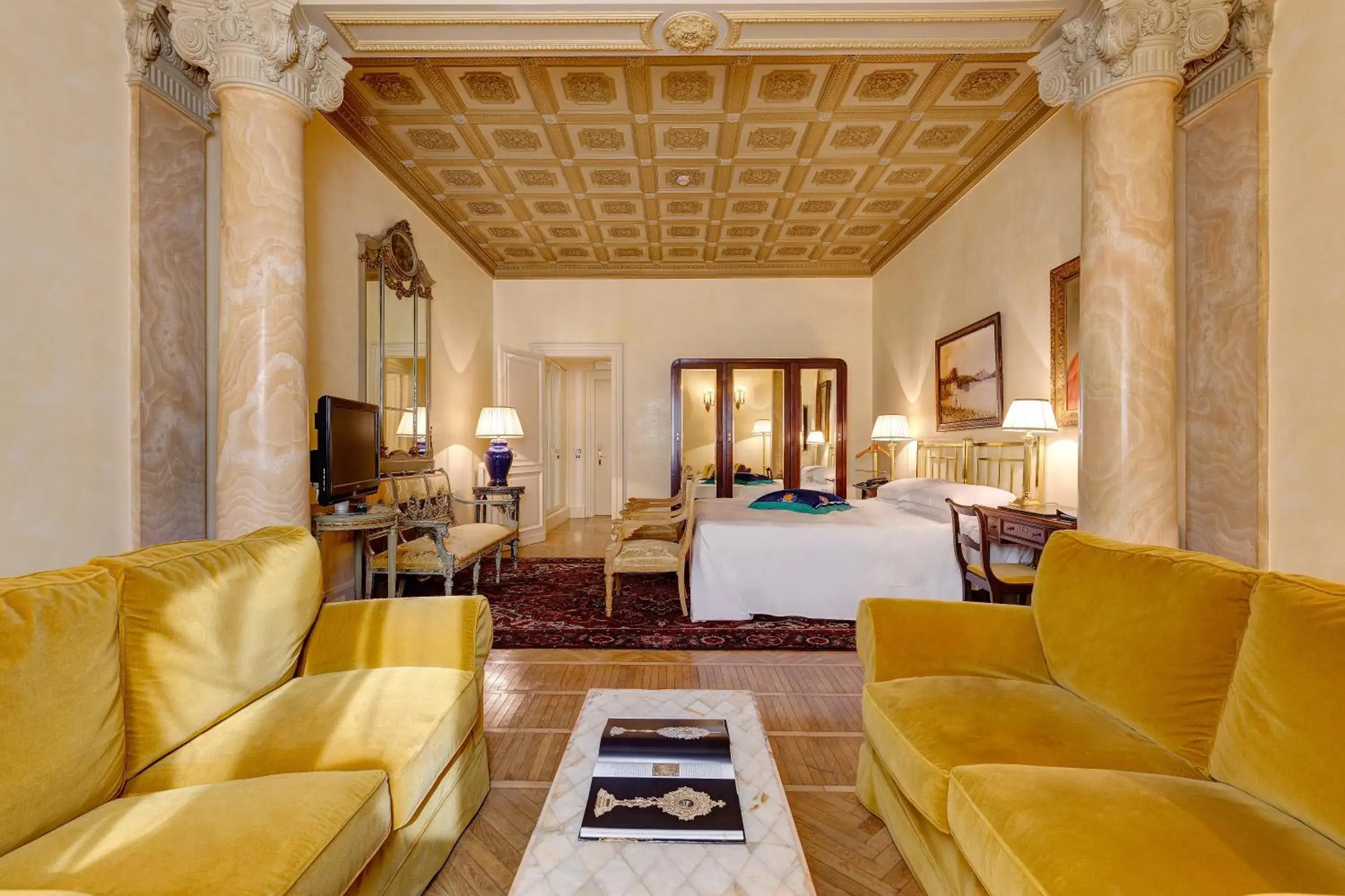 Photo of the whole room, Bed in Grand Hotel Plaza Photo of the whole room, Bed in Grand Hotel Plaza