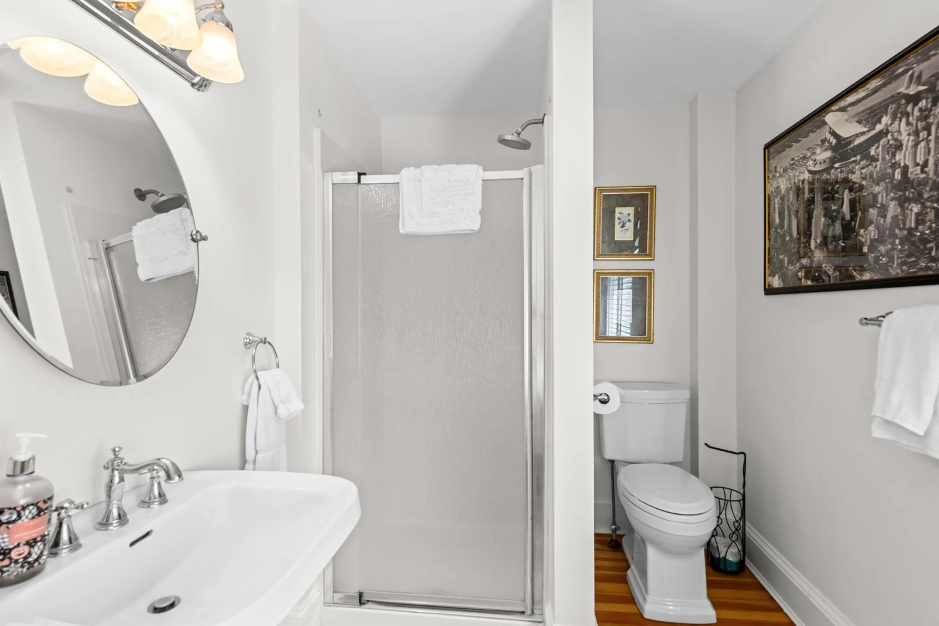 Shower in Benn Conger Inn