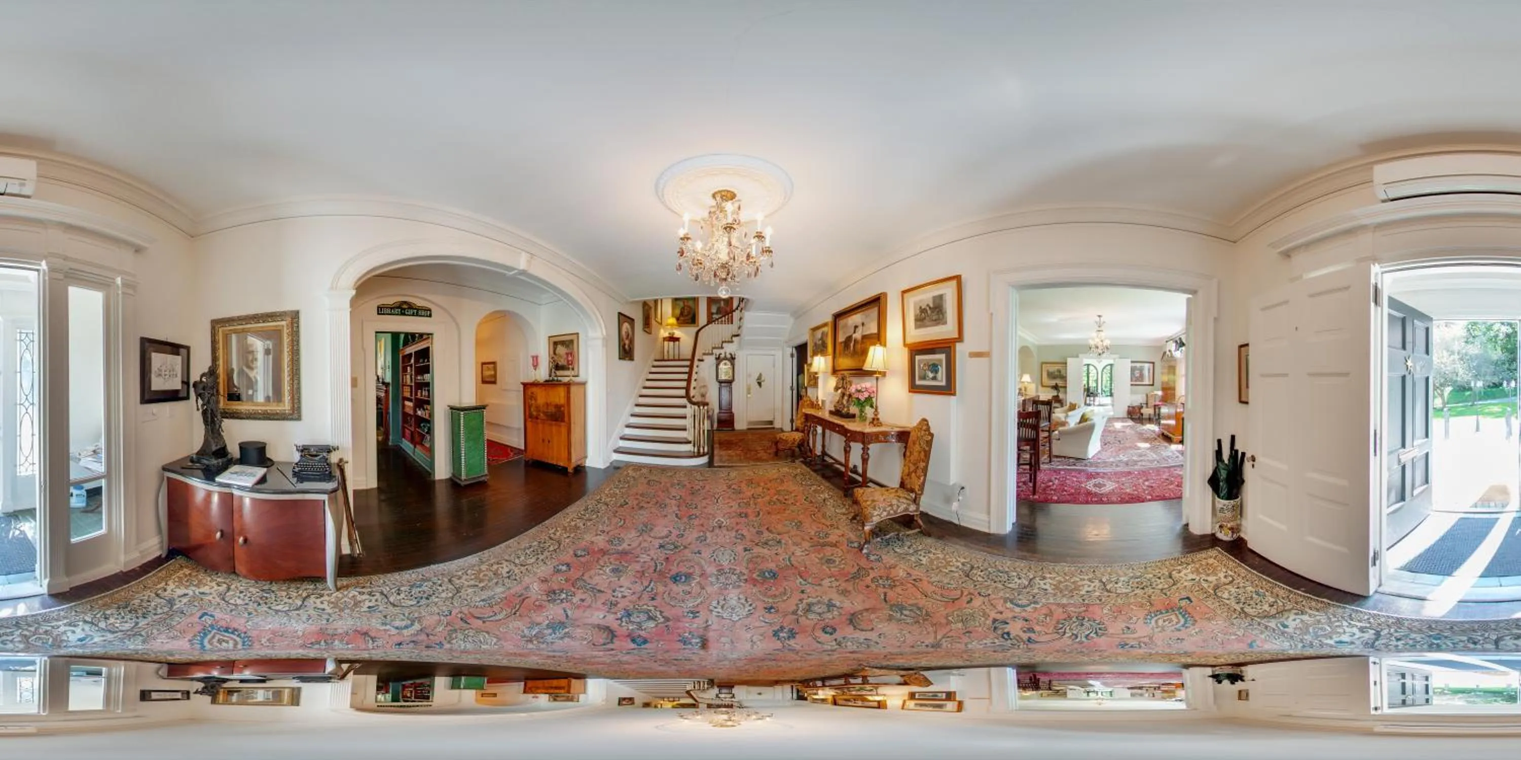 Lobby or reception in Benn Conger Inn
