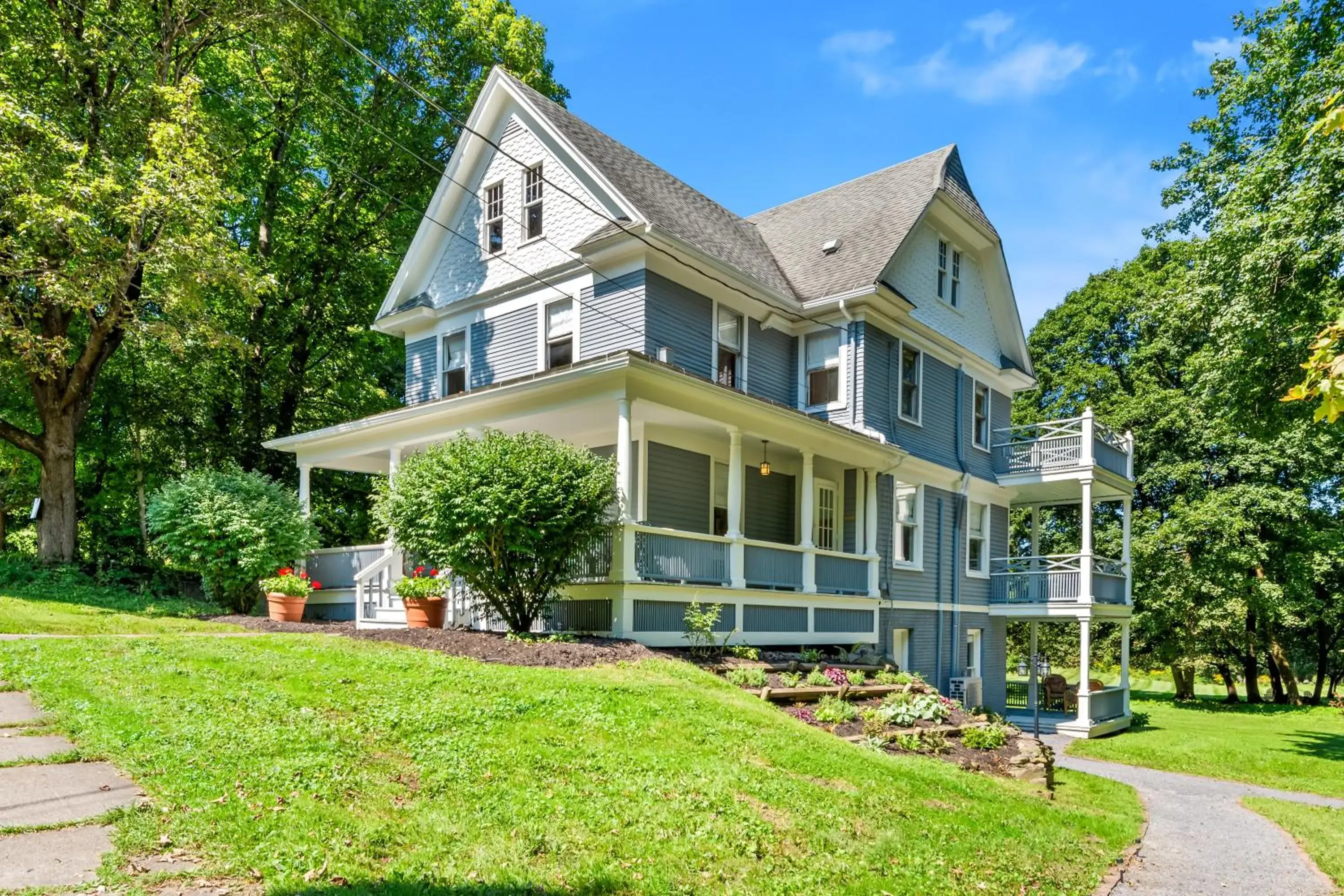 Property building in Benn Conger Inn Property building in Benn Conger Inn