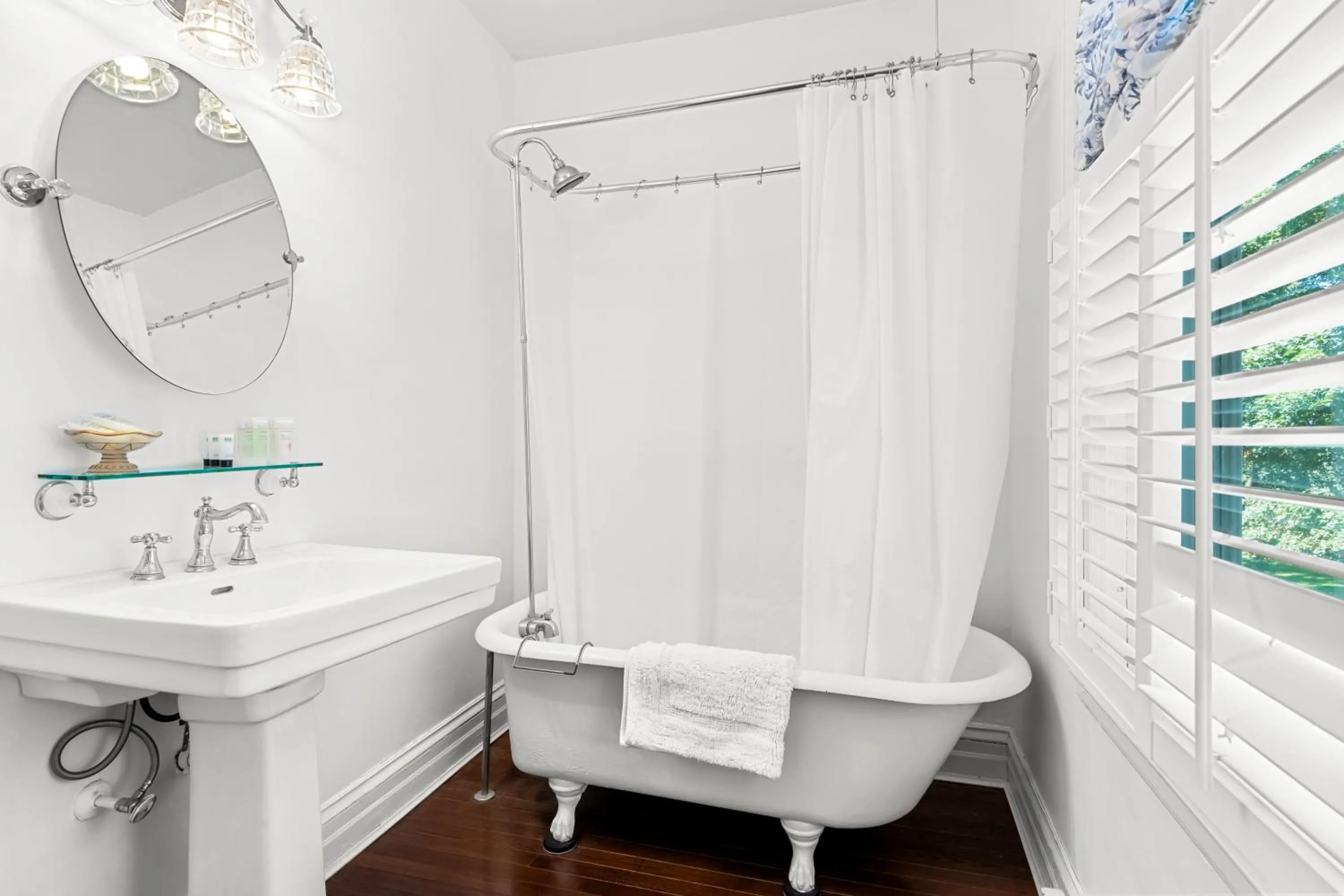 Shower in Benn Conger Inn