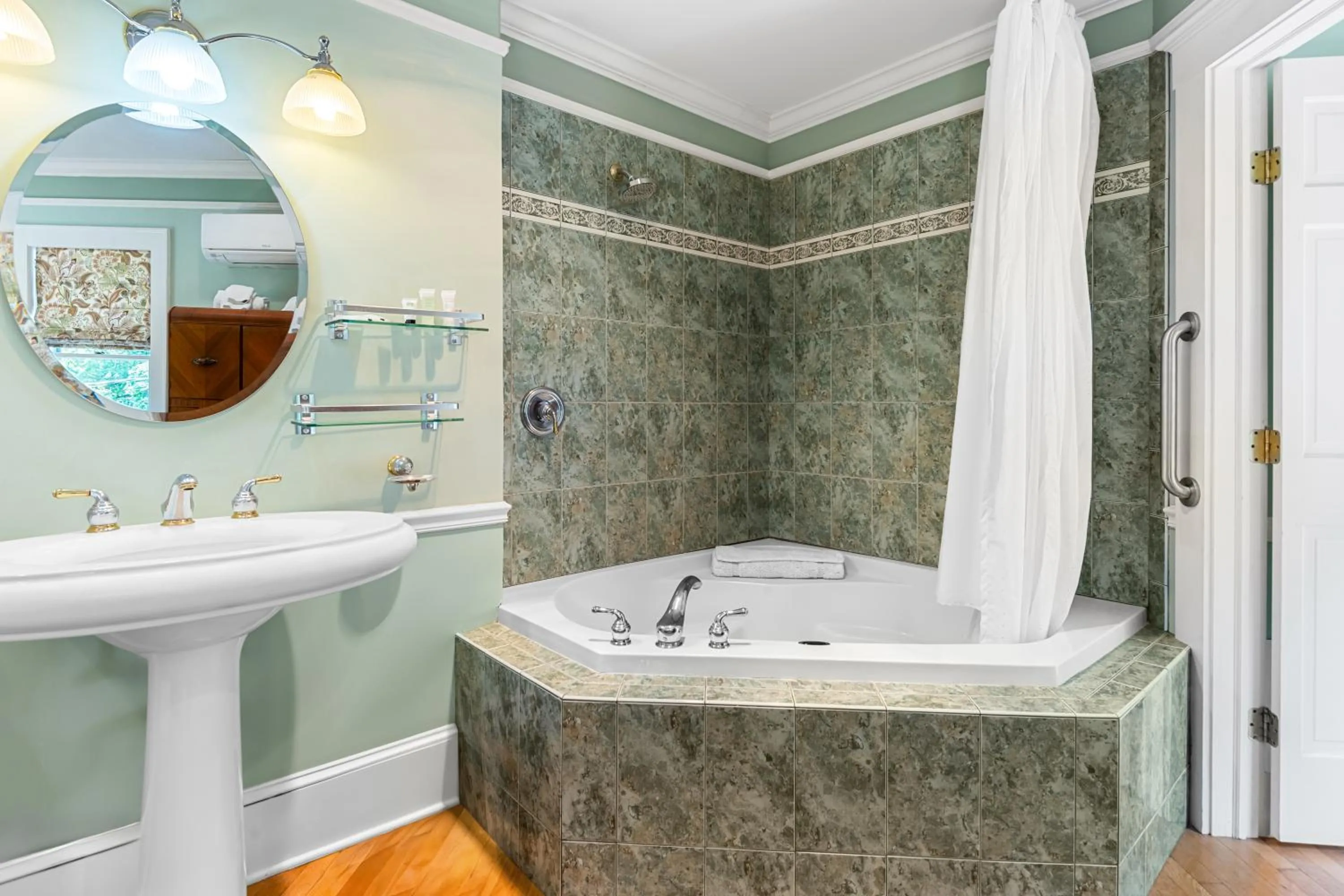 Shower in Benn Conger Inn