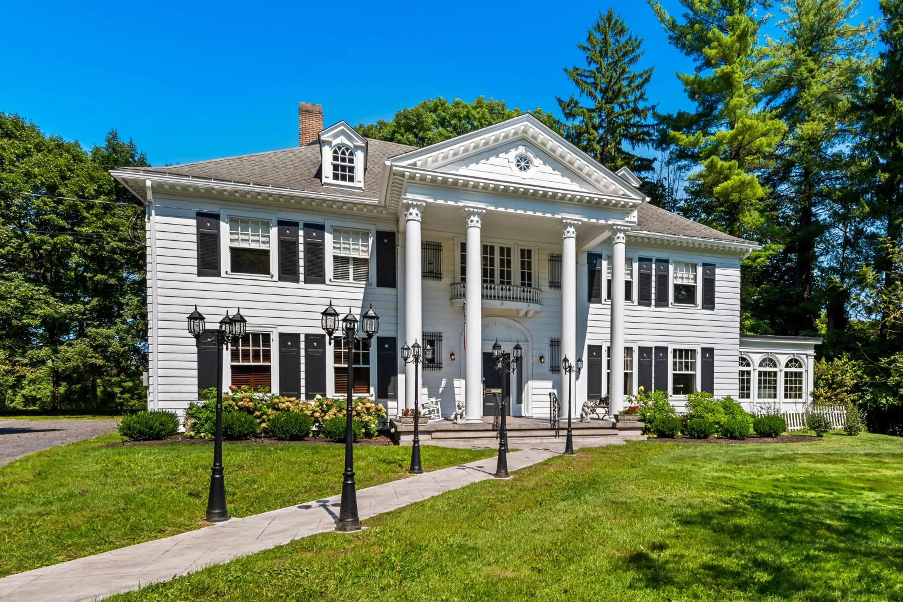 Property building in Benn Conger Inn