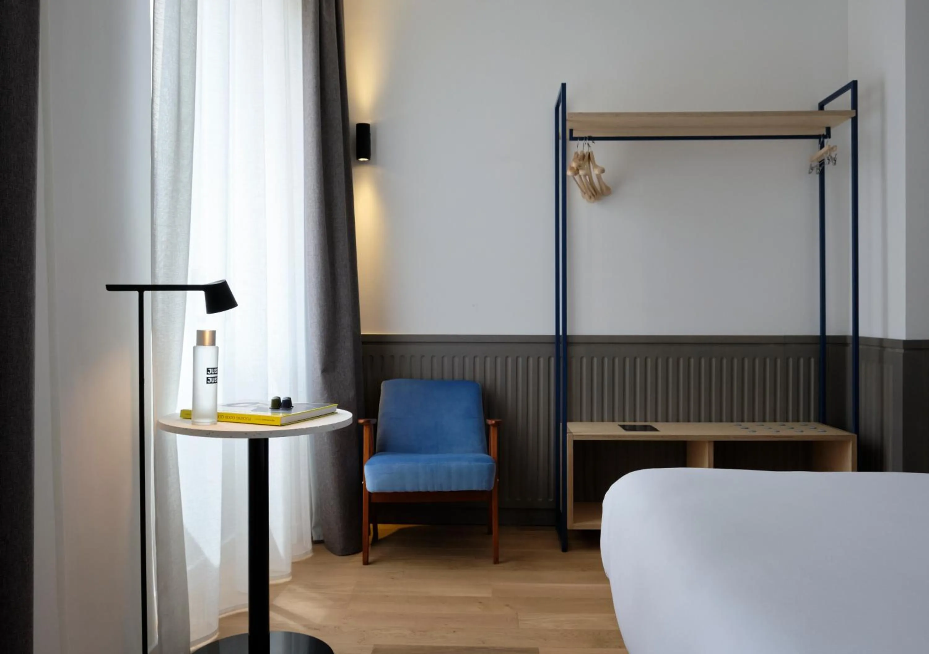 Seating area, Bed in Maison Juste