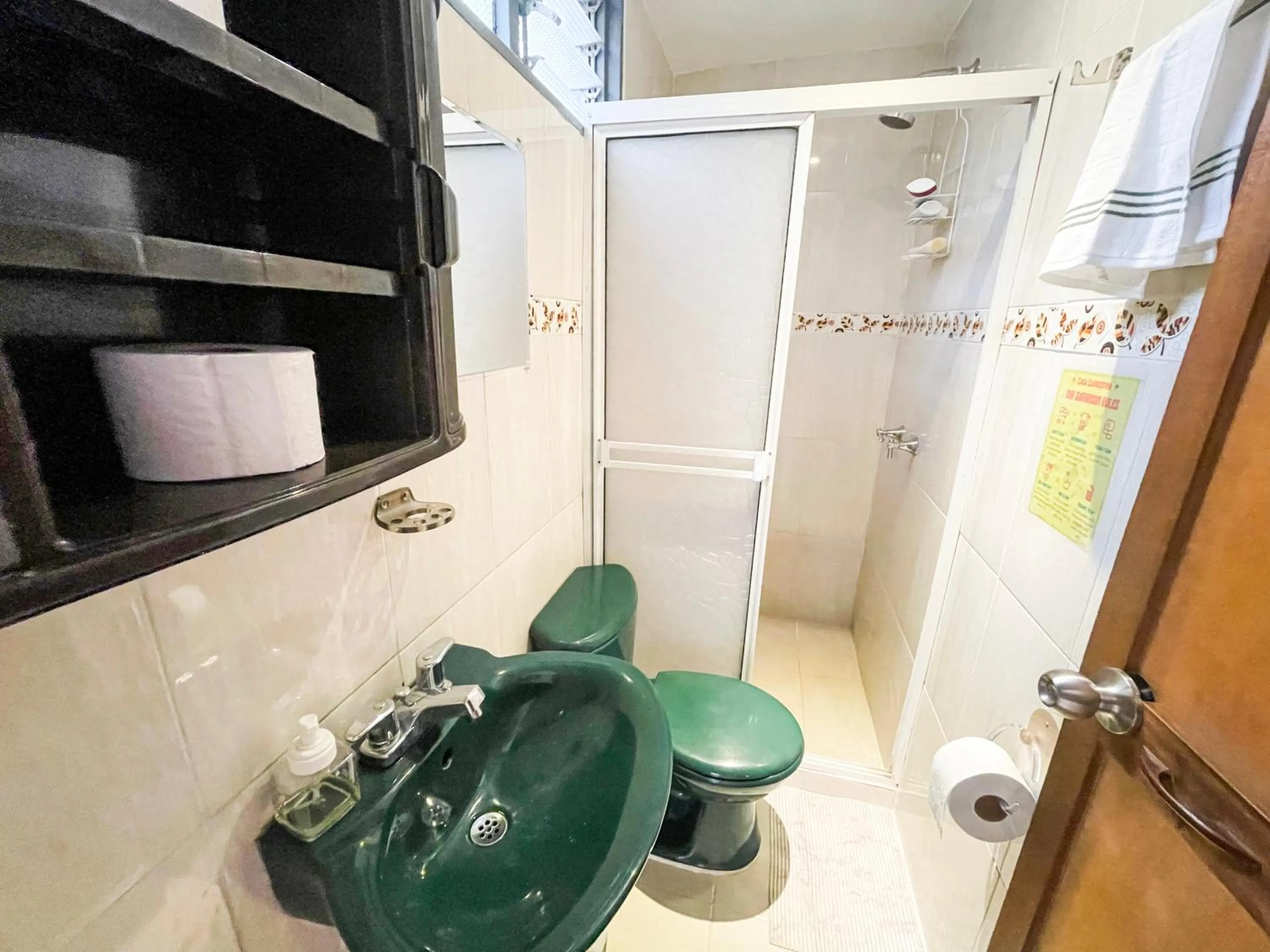 Shower in Casa Clandestina Guest House