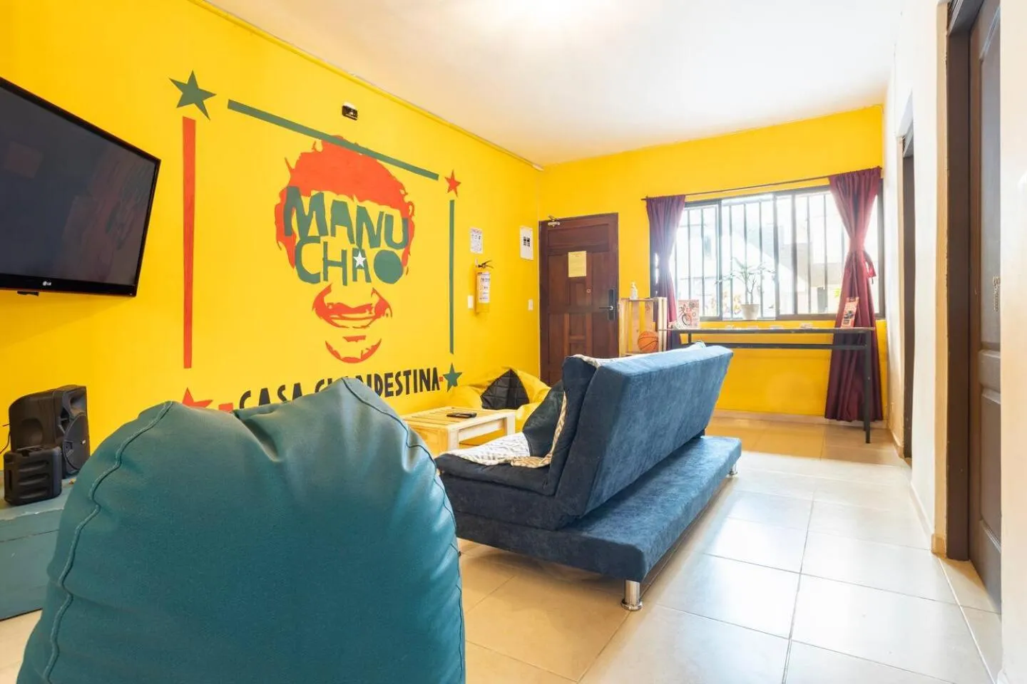 Communal lounge/ TV room in Casa Clandestina Guest House