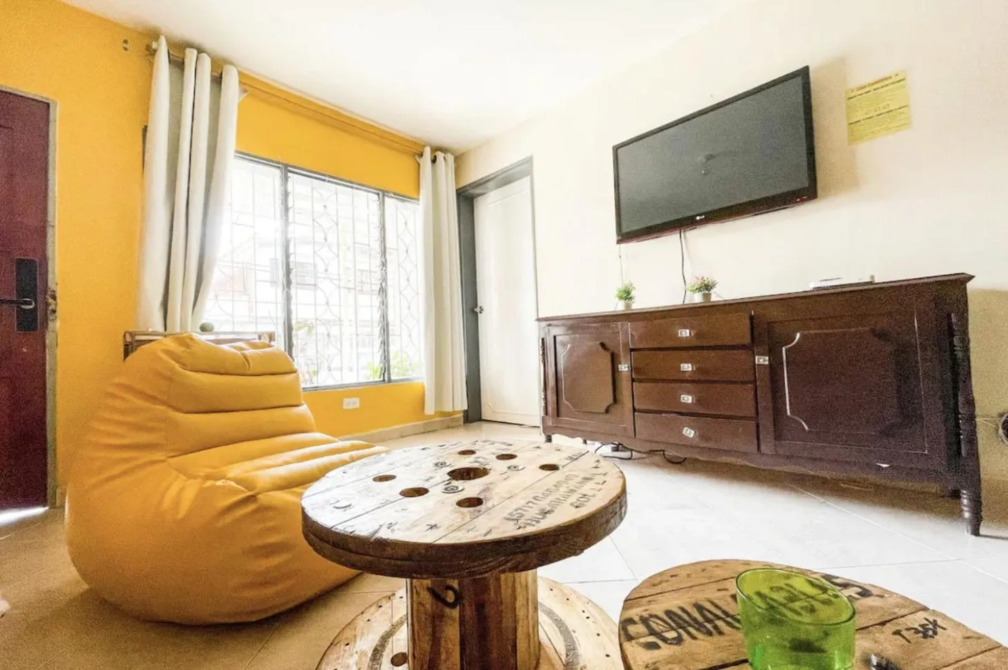 Communal lounge/ TV room in Casa Clandestina Guest House