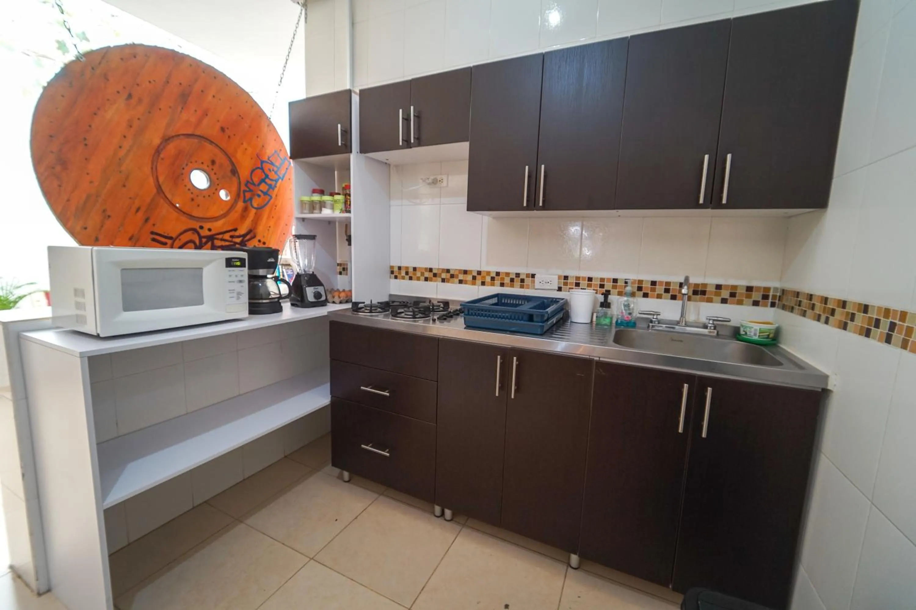 Communal kitchen in Casa Clandestina Guest House