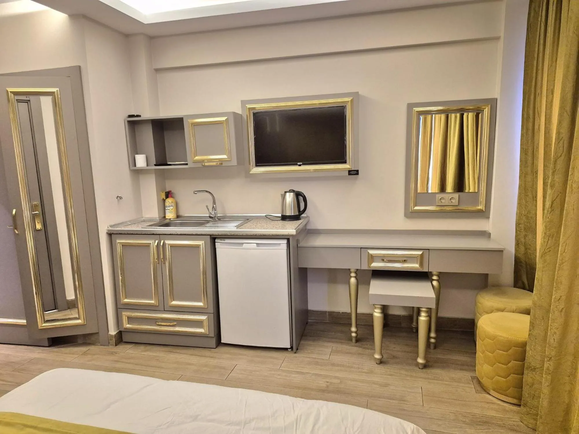 Kitchen or kitchenette, Bed in Taksim La Marino Hotel