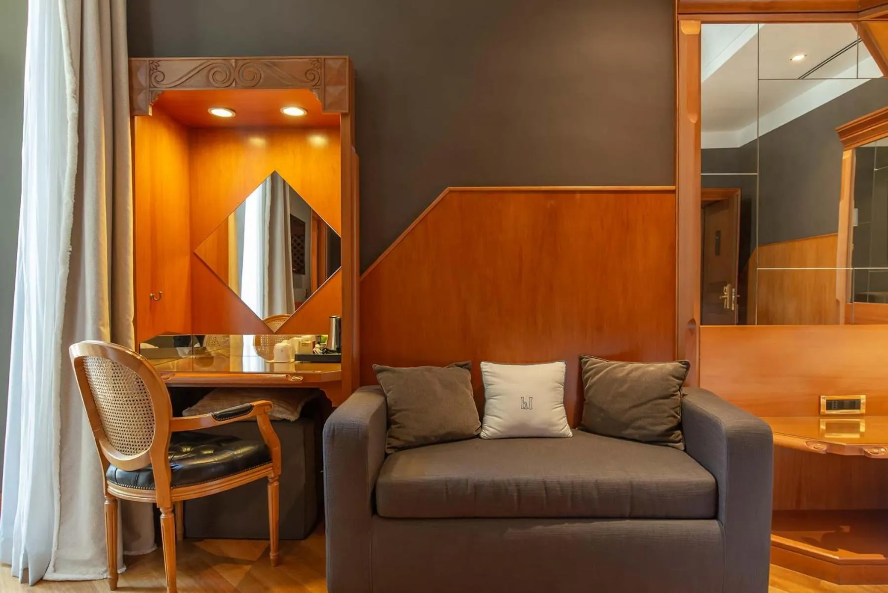 Photo of the whole room in Hotel Isa