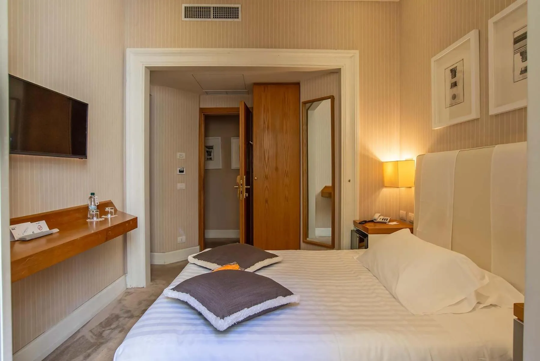 Photo of the whole room, Bed in Hotel Isa