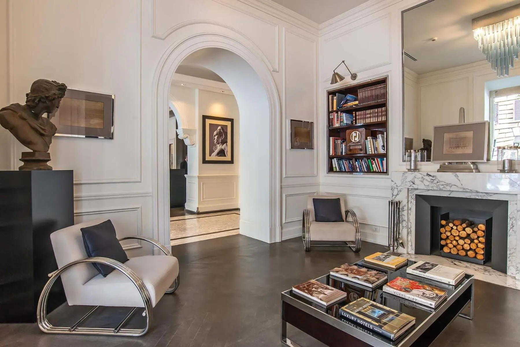 Communal lounge/ TV room in Hotel Isa