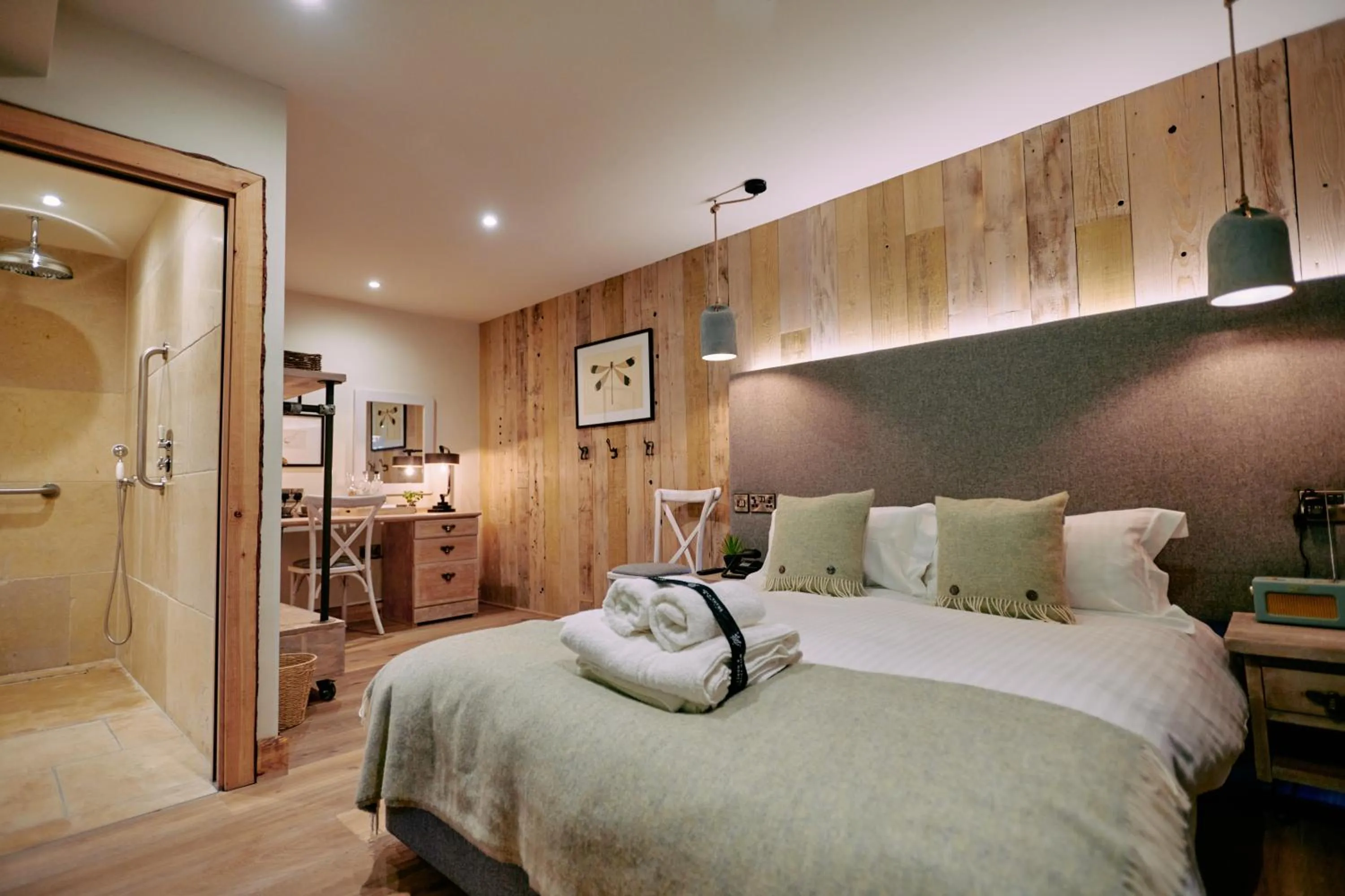 Bedroom, Bed in Wild Thyme & Honey - Cirencester-Cotswolds